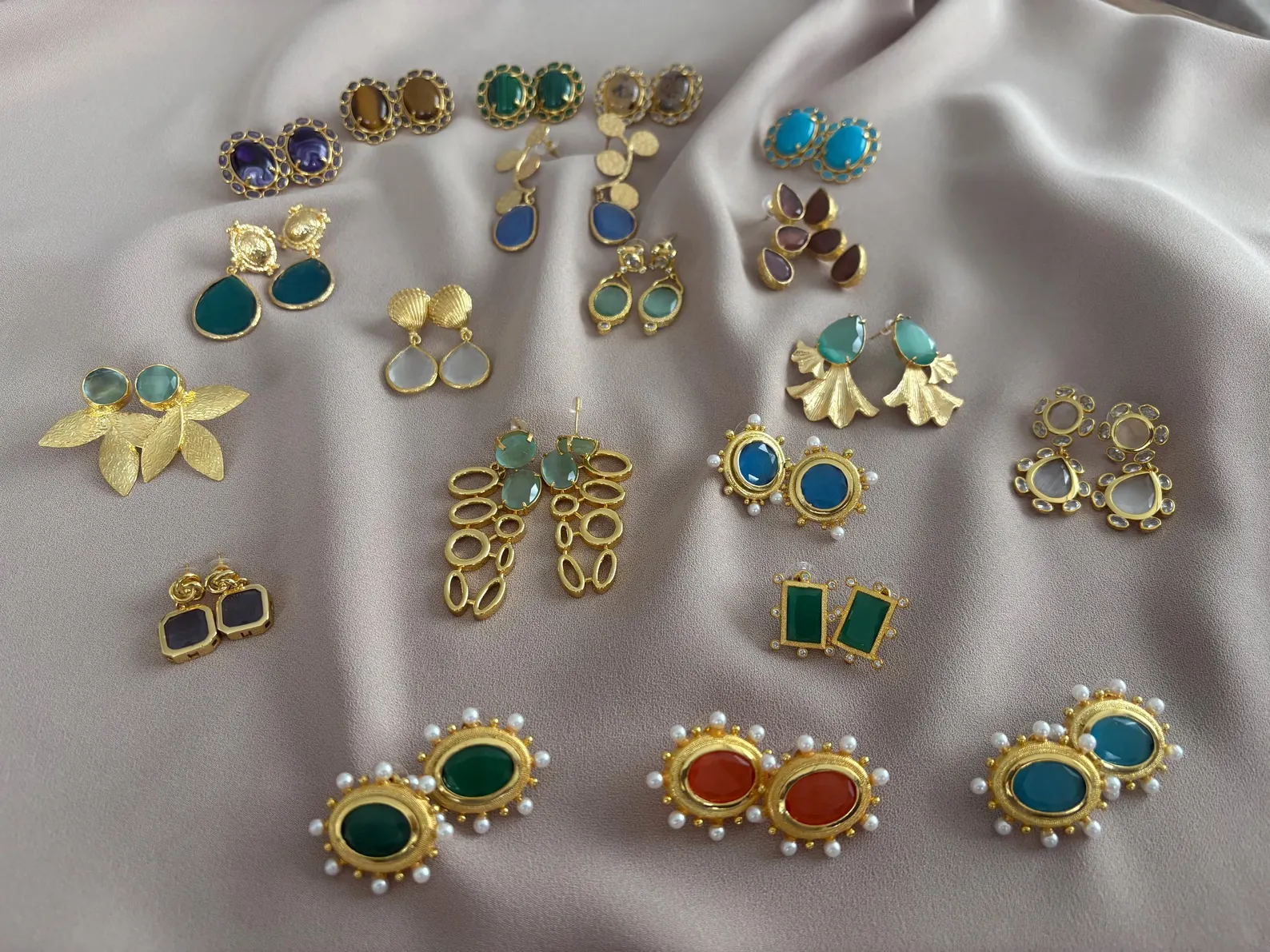 Yatay Oval Kedi Gözü Taş Küpeler