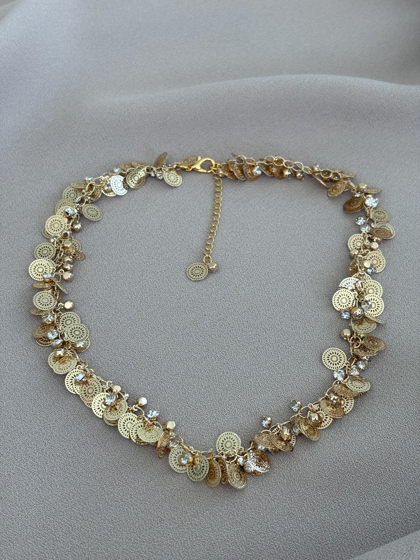 Pul Taş İşlemeli Sallantılı Zincir Kolye