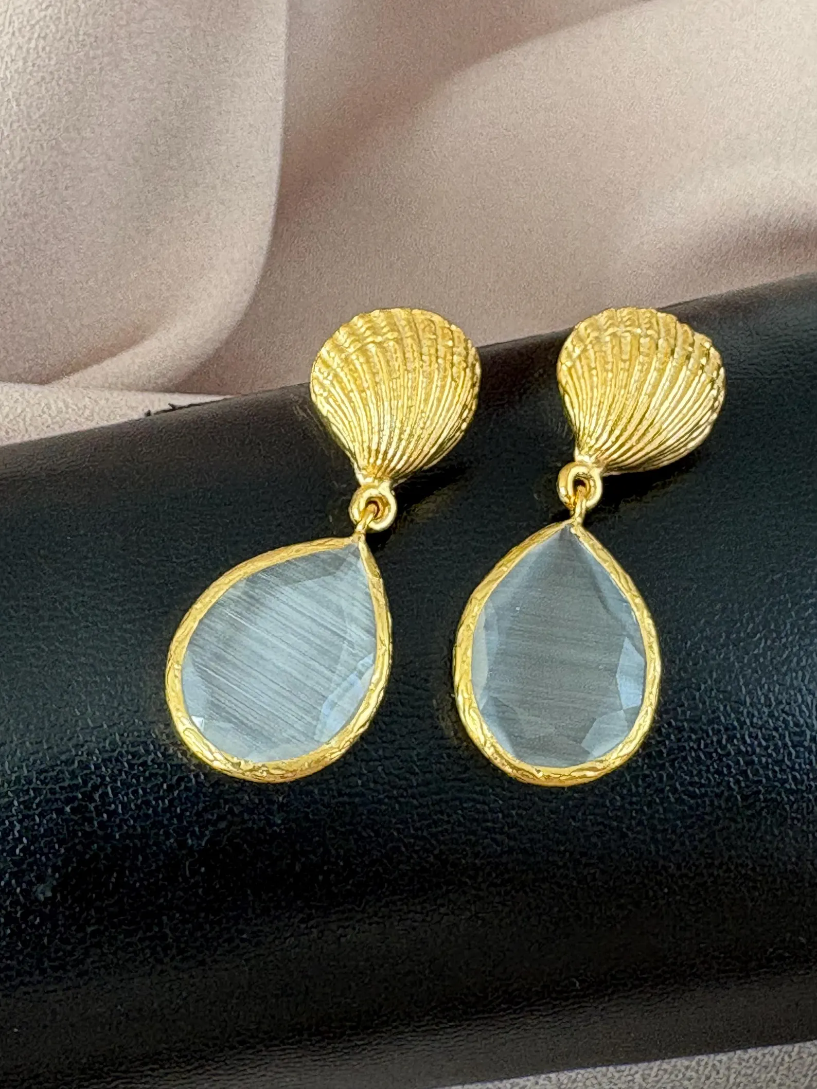 Midye Tepeli Damla Kedi Gözü Küpeler