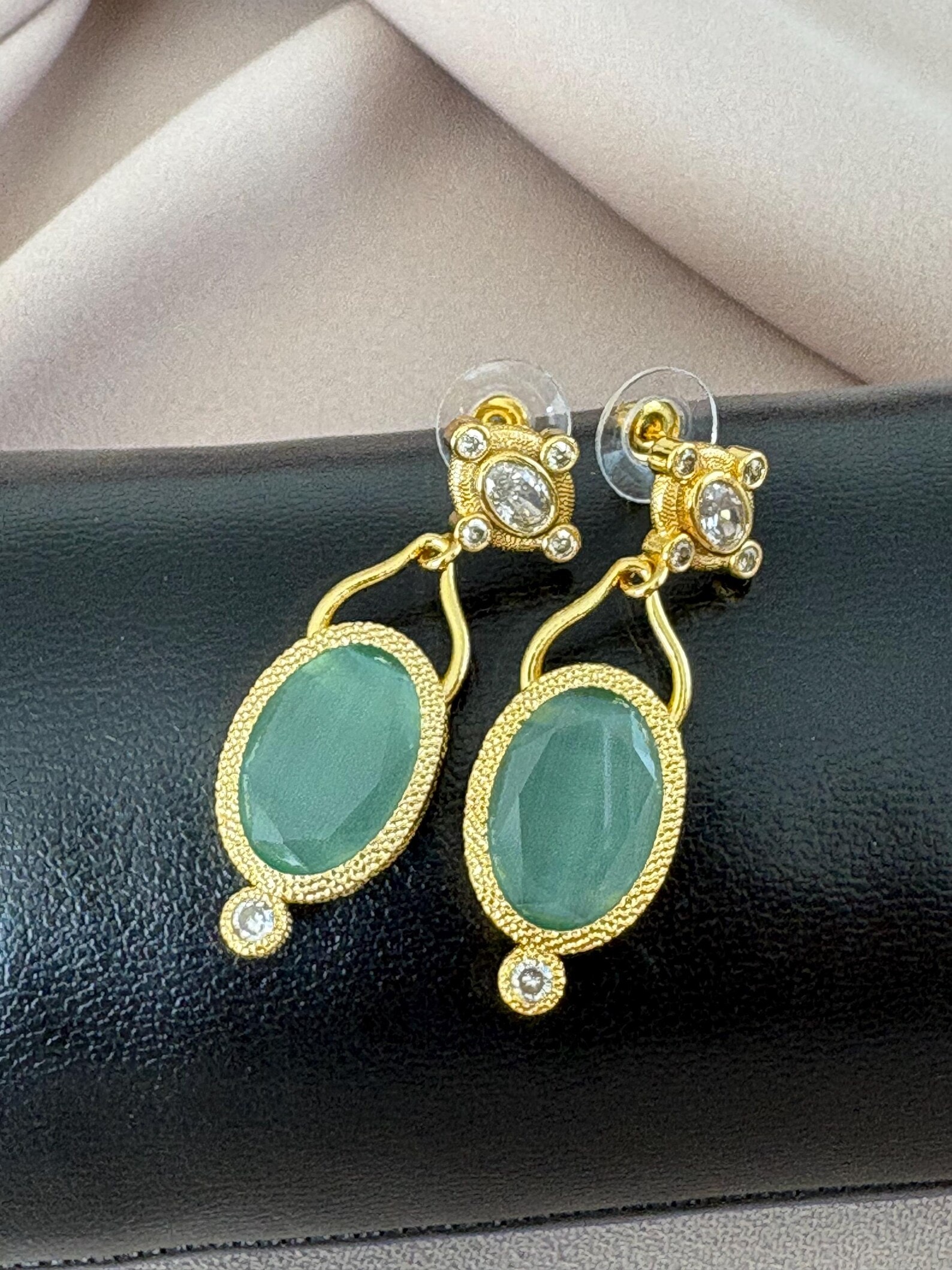 Oval Kedi Gözü Taşlı Küpeler