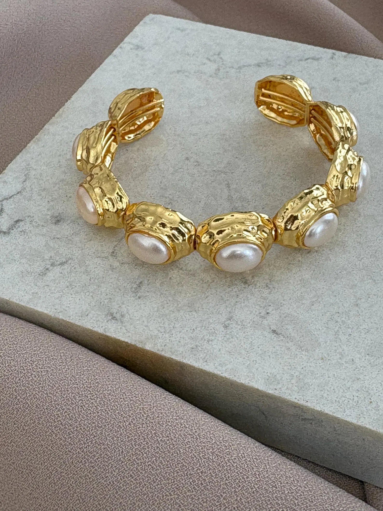 Dokulu Oval İnci Döküm Bileklik