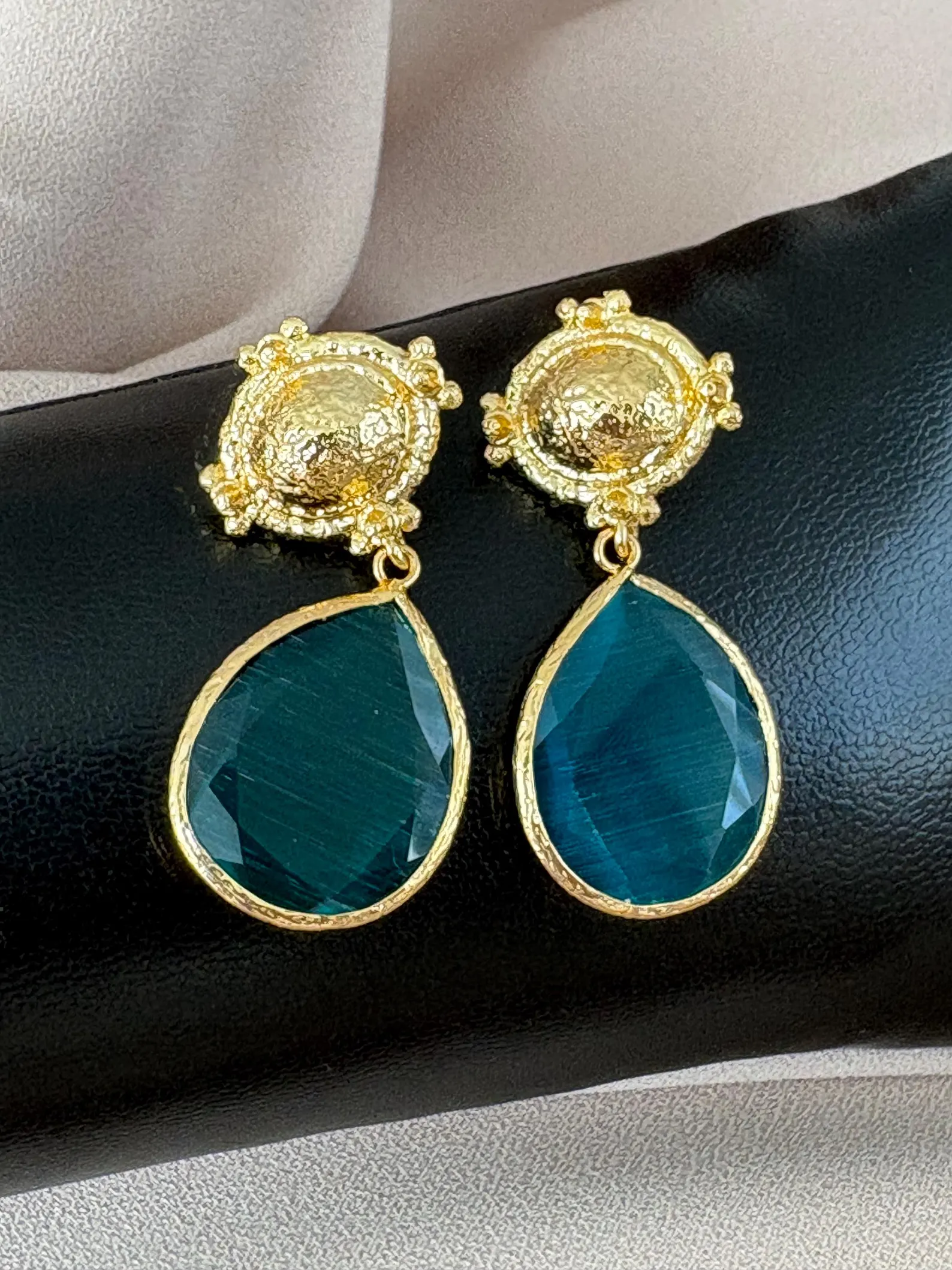 Döküm Taç Kedi Gözü Taşlı Küpeler