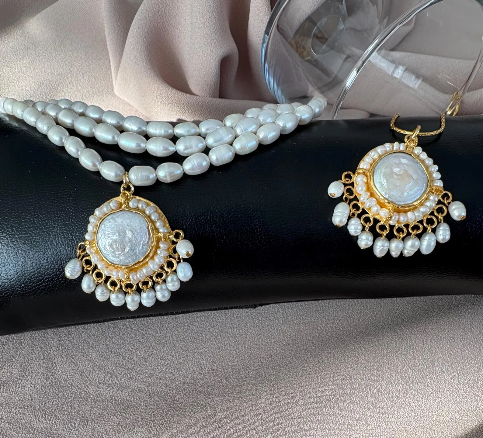 Üç Sıra Tasarım Madalyon İnci Kolye