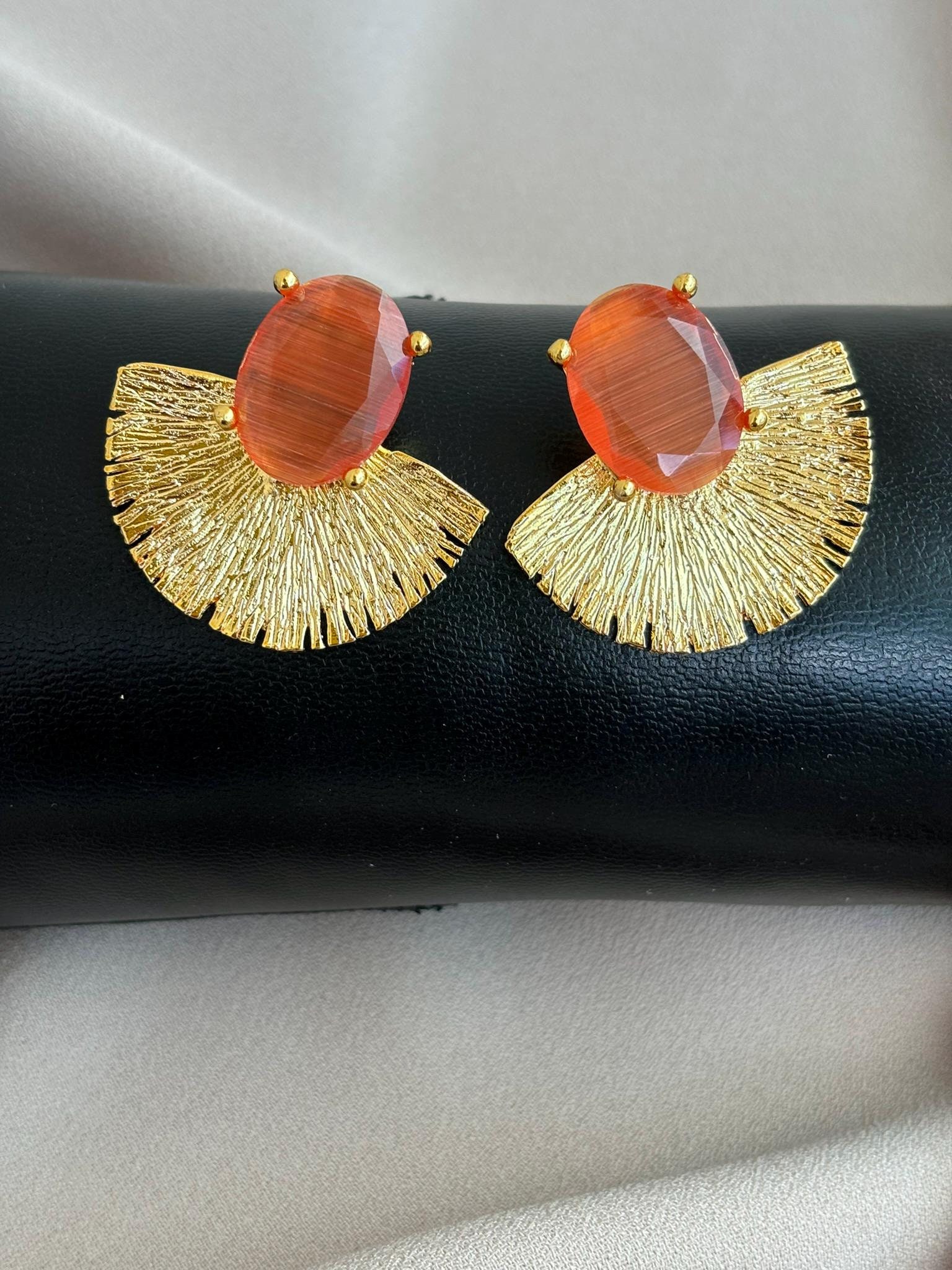 Oval Kedi Gözü Taşlı Yarım Ay Küpe