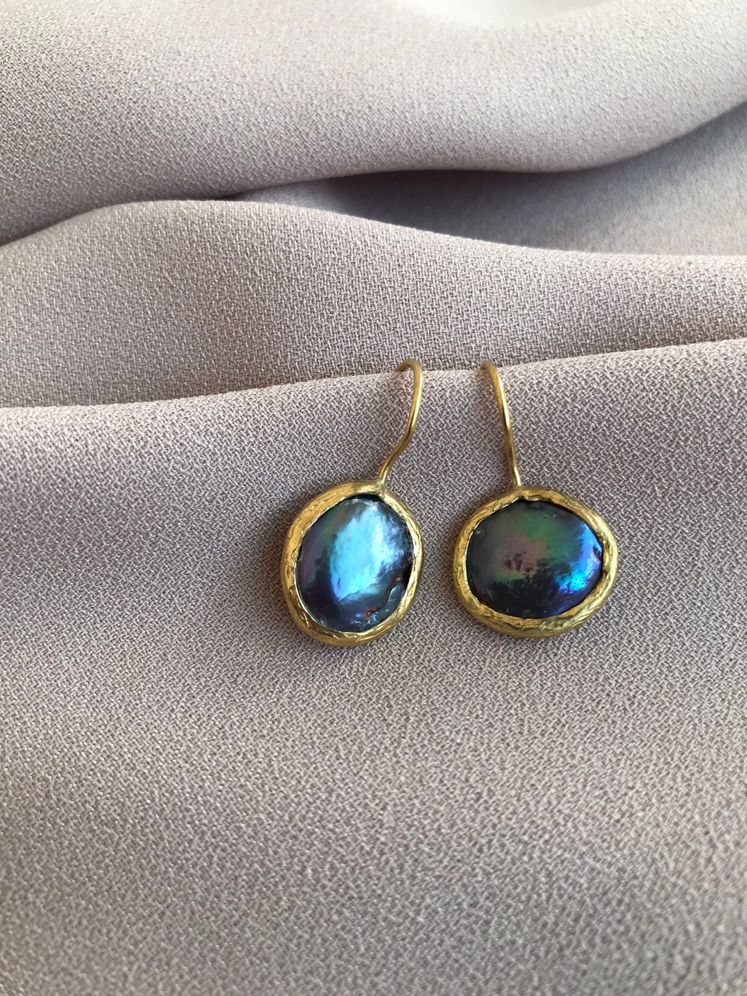 Minimalist Yuvarlak Siyah İnci Küpe