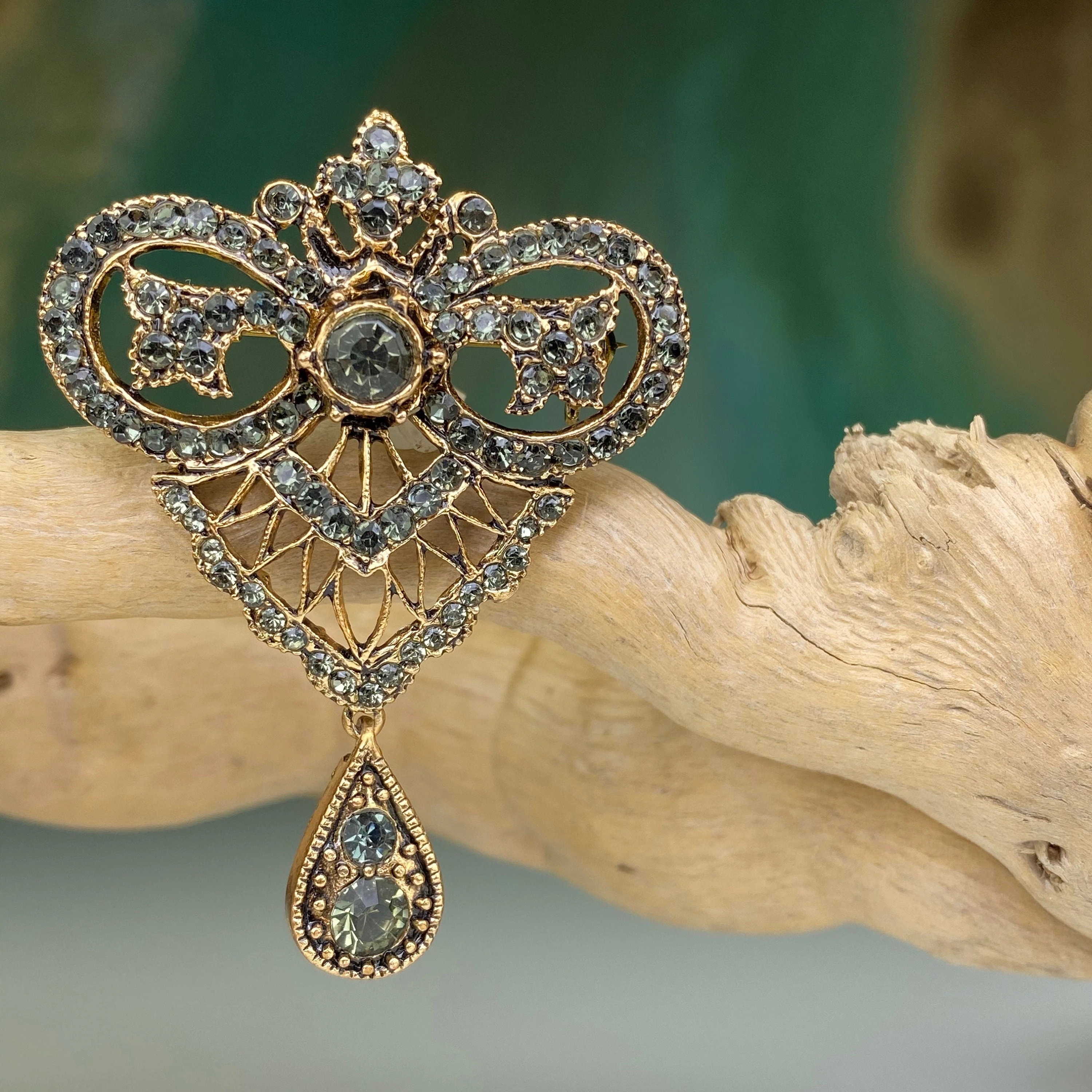 Hatice Sultan Broşu Beyaz Kristal Taşlı