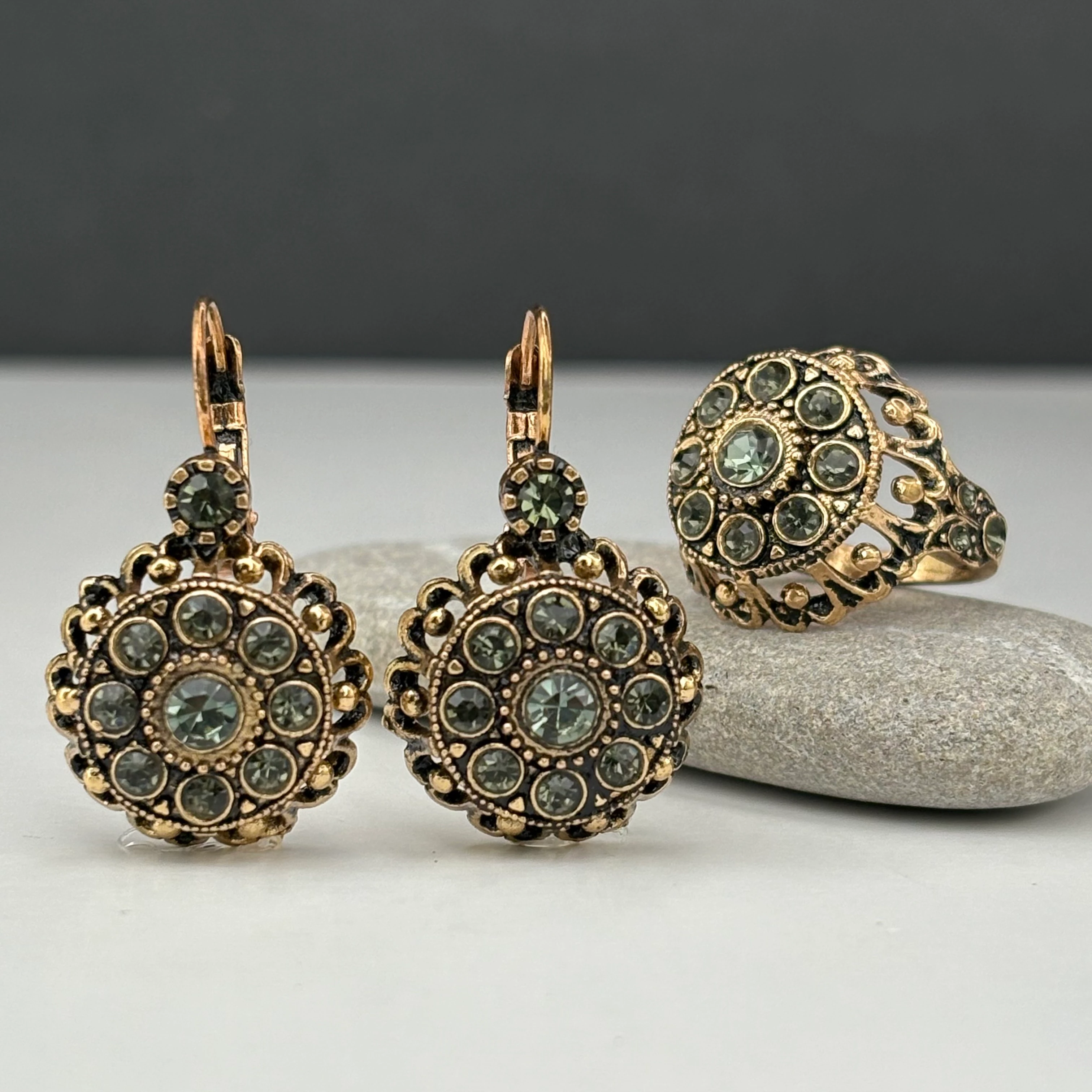 Mardin’in Çiçekli Gül Serisi: Küpe & Yüzük - Siyah Kristal