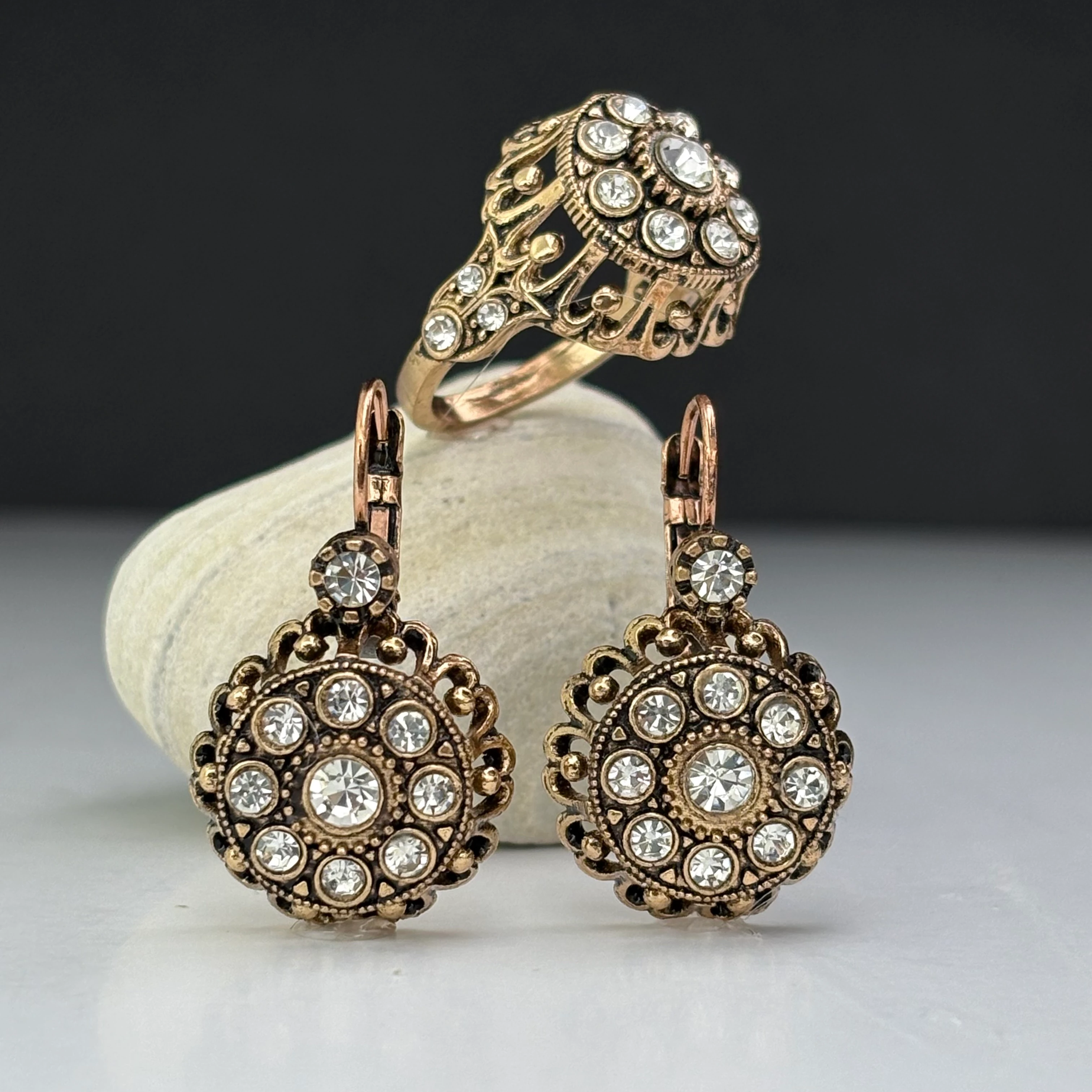 Mardin’in Çiçekli Gül Serisi: Küpe & Yüzük - Beyaz Kristal