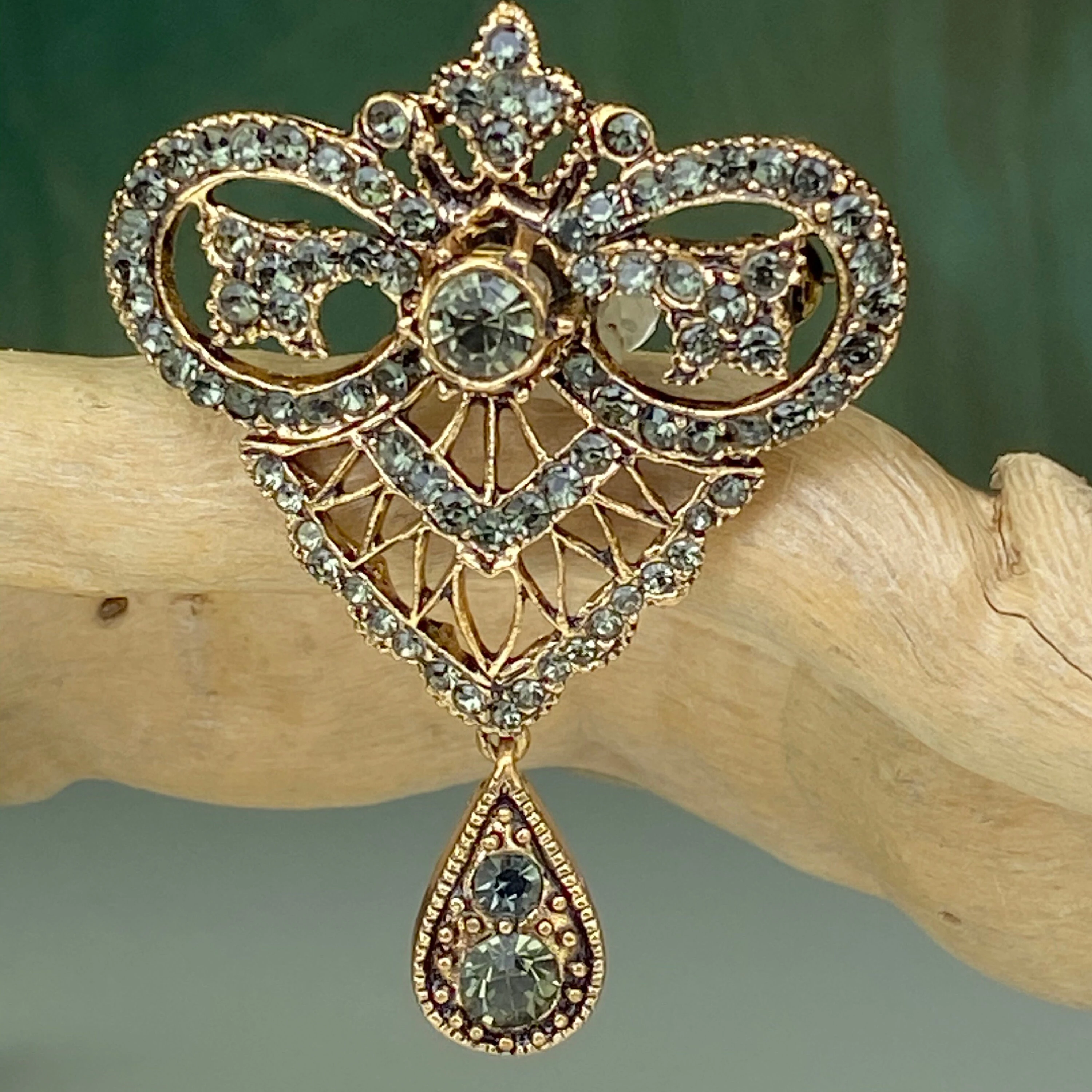 Hatice Sultan Broşu Beyaz Kristal Taşlı