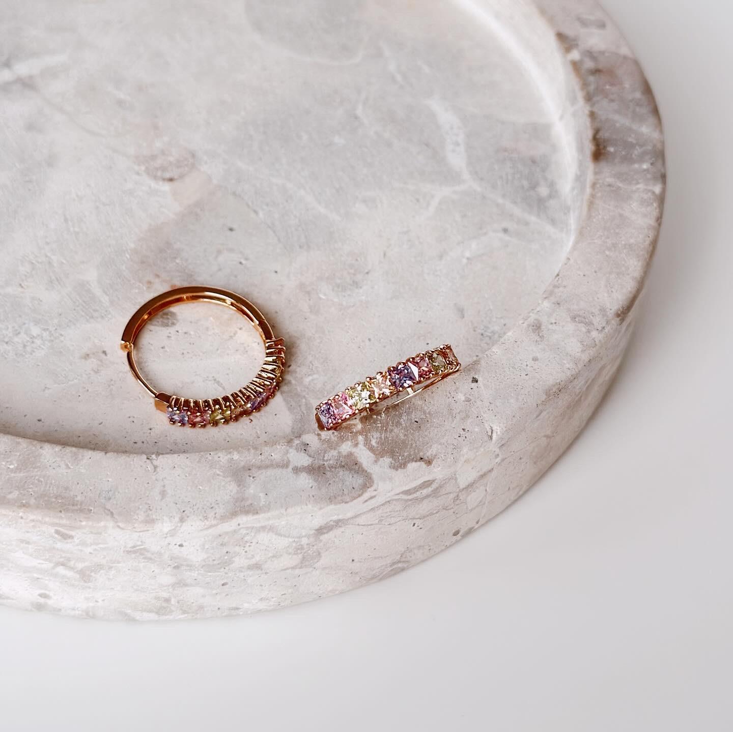 Piedra coloreada küpe