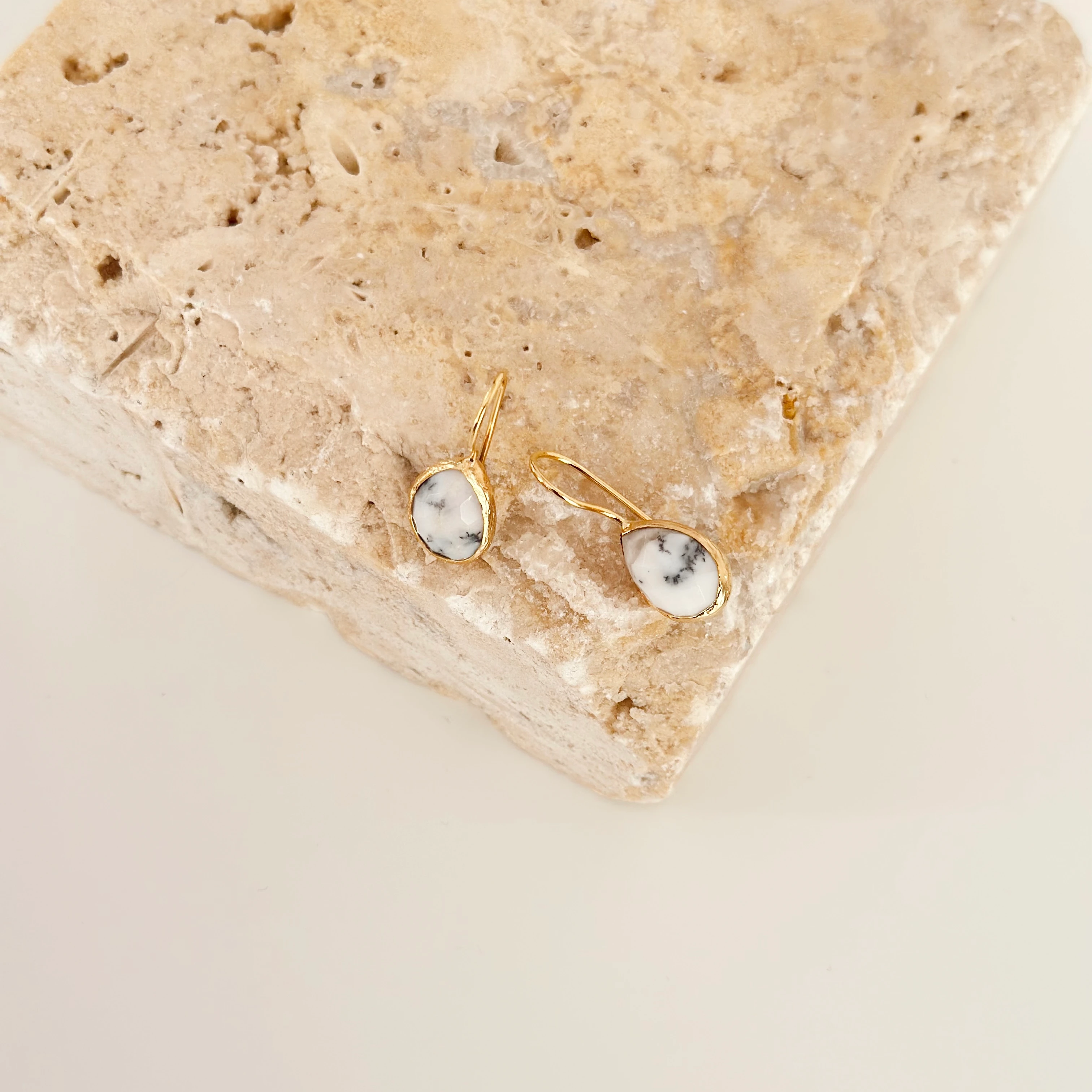 Dendritik Akik Damla Doğal Taş Küpe Beyaz