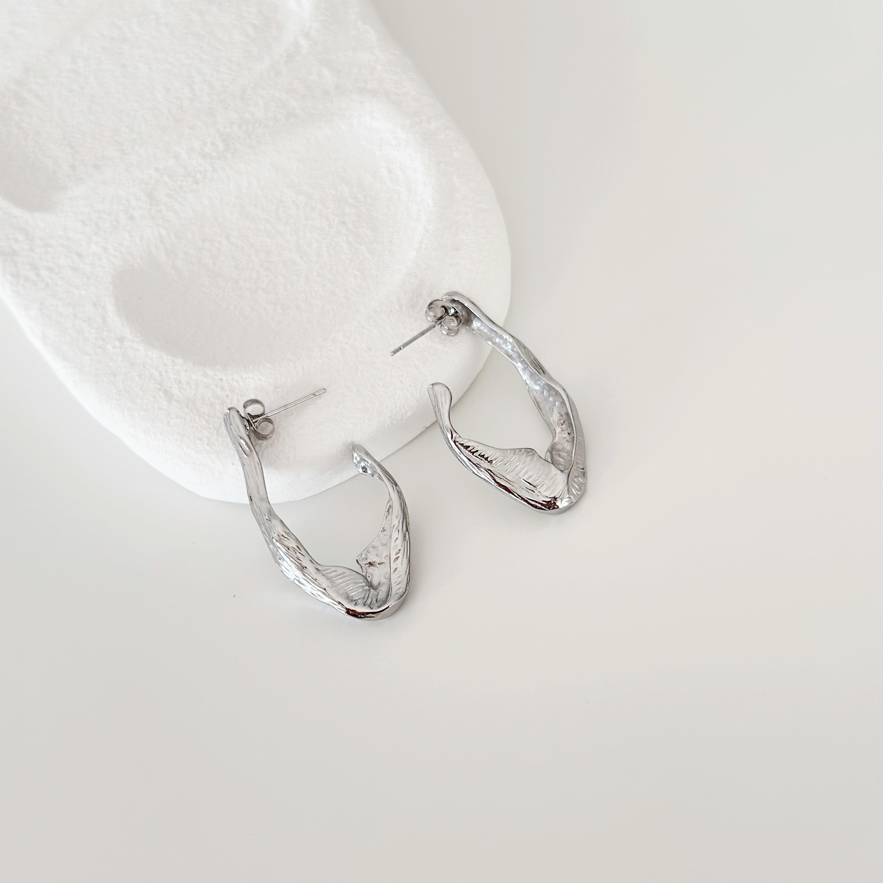 Escaliers gri çelik küpe