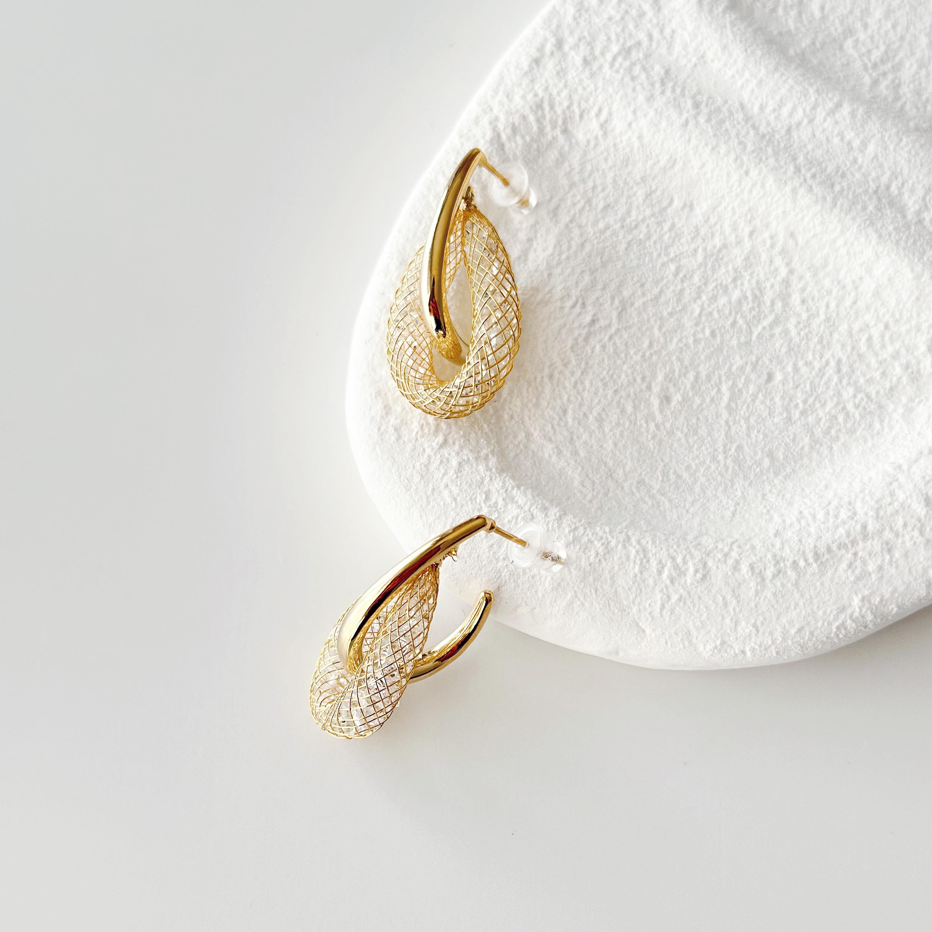 Famous gold küpe