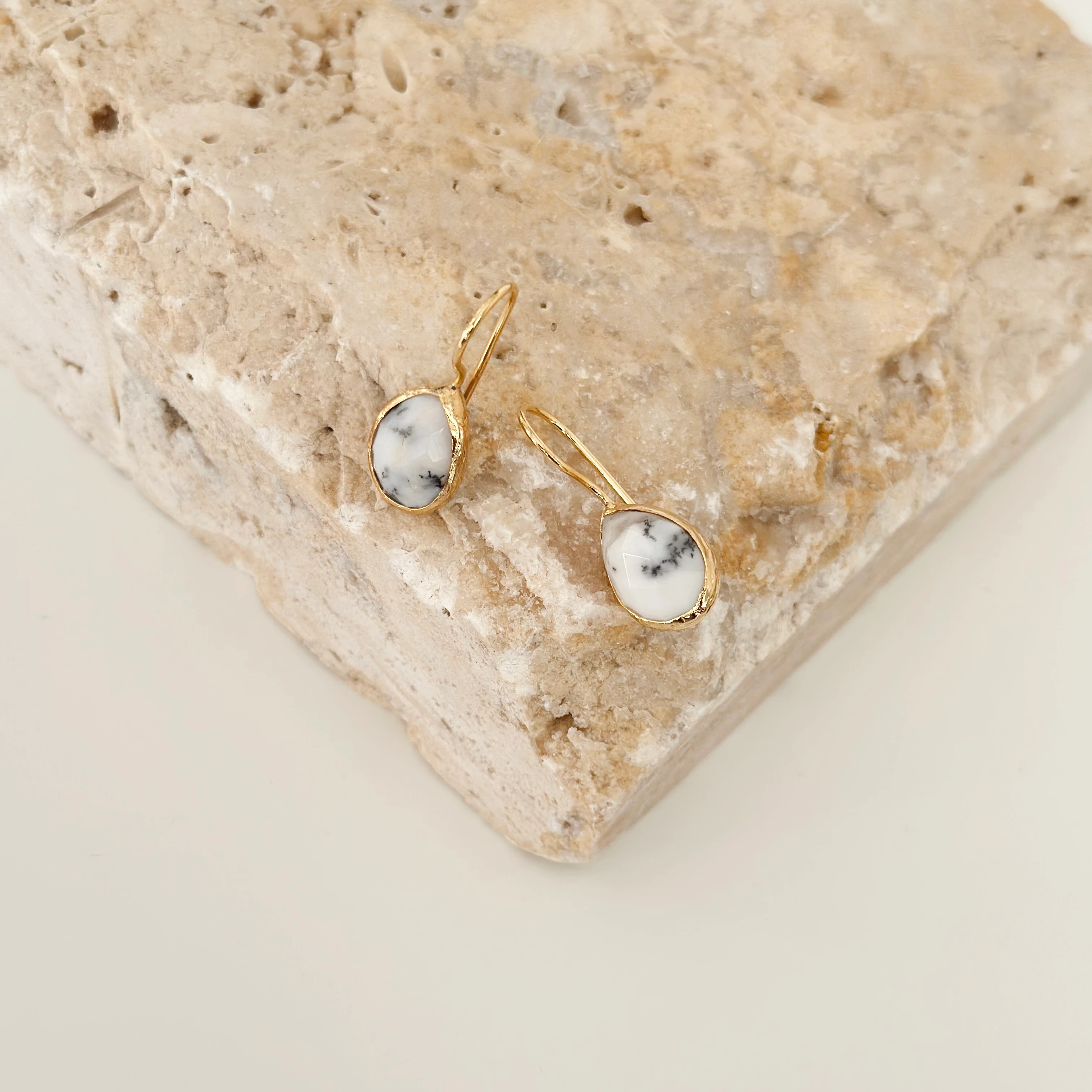 Dendritik Akik Damla Doğal Taş Küpe Beyaz