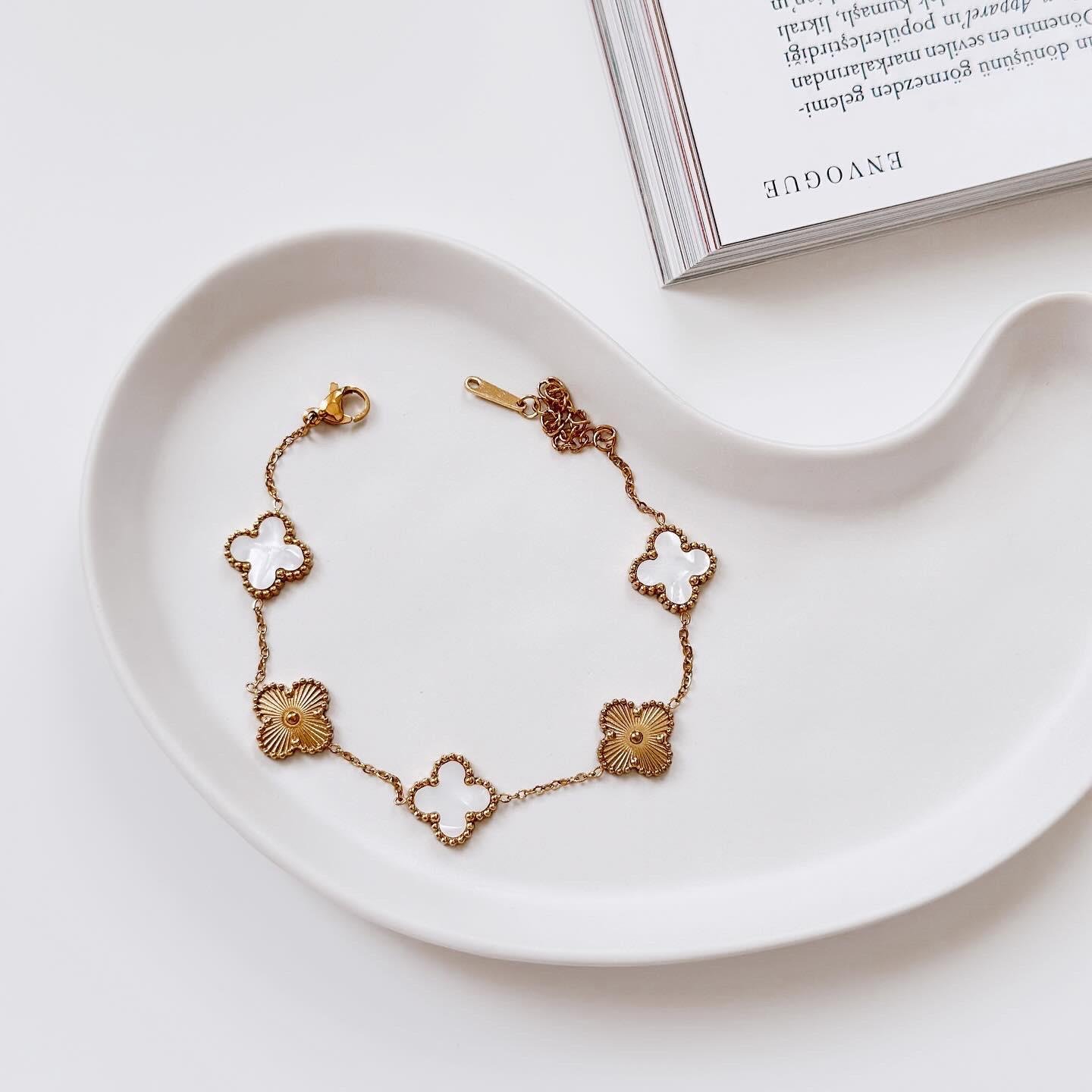 White clovers Çelik Bileklik