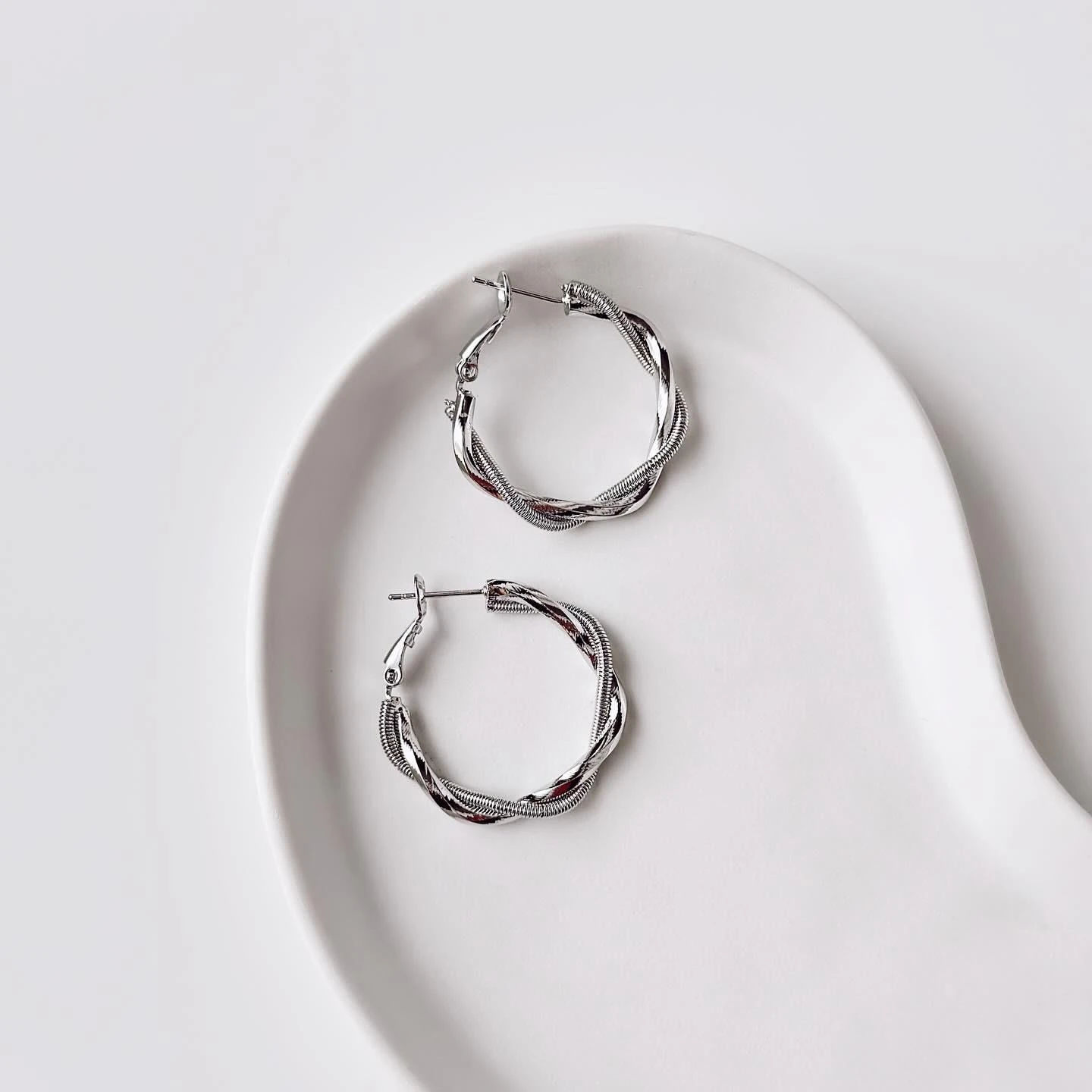 Burgu gri çelik küpe