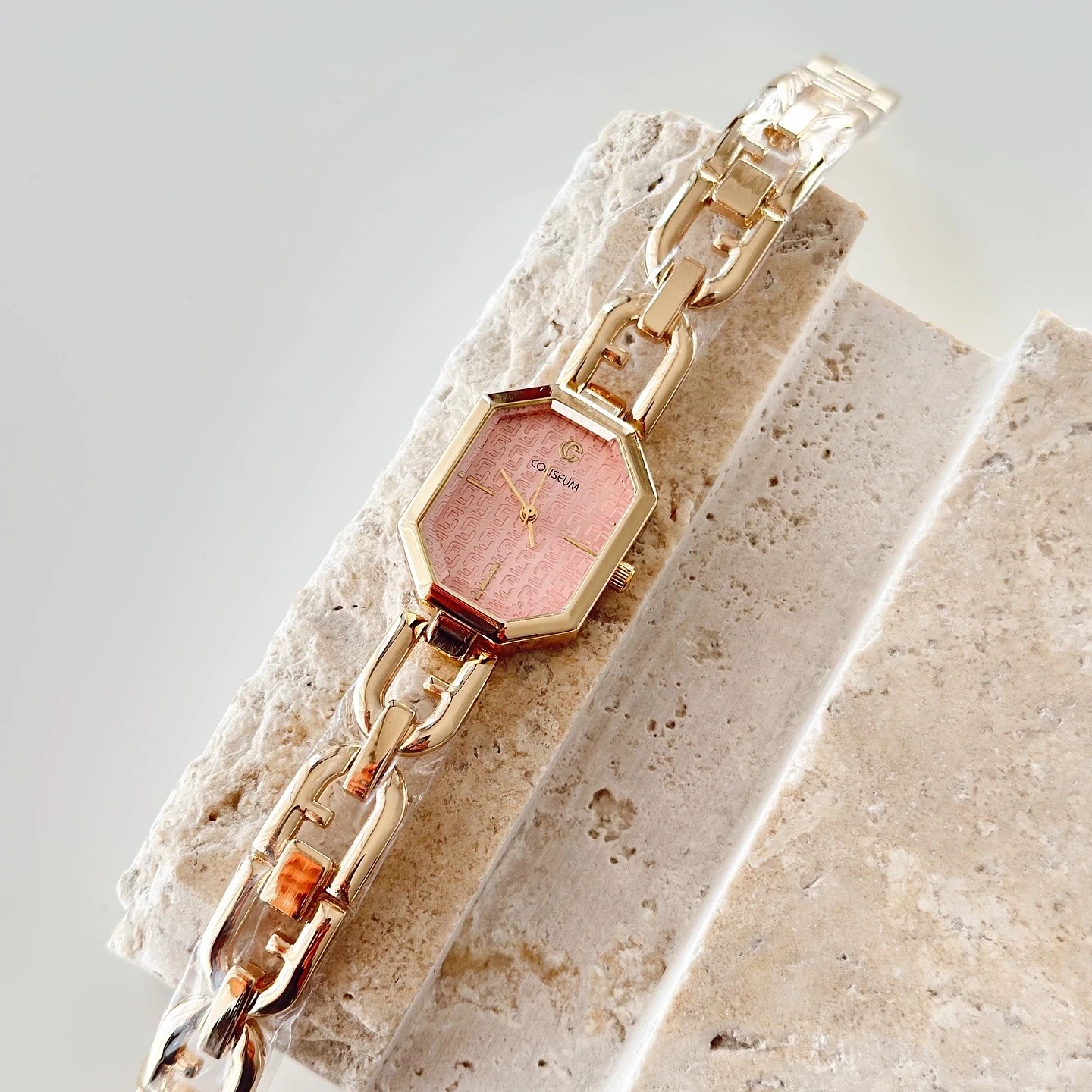 Viera köşeli pembe saat