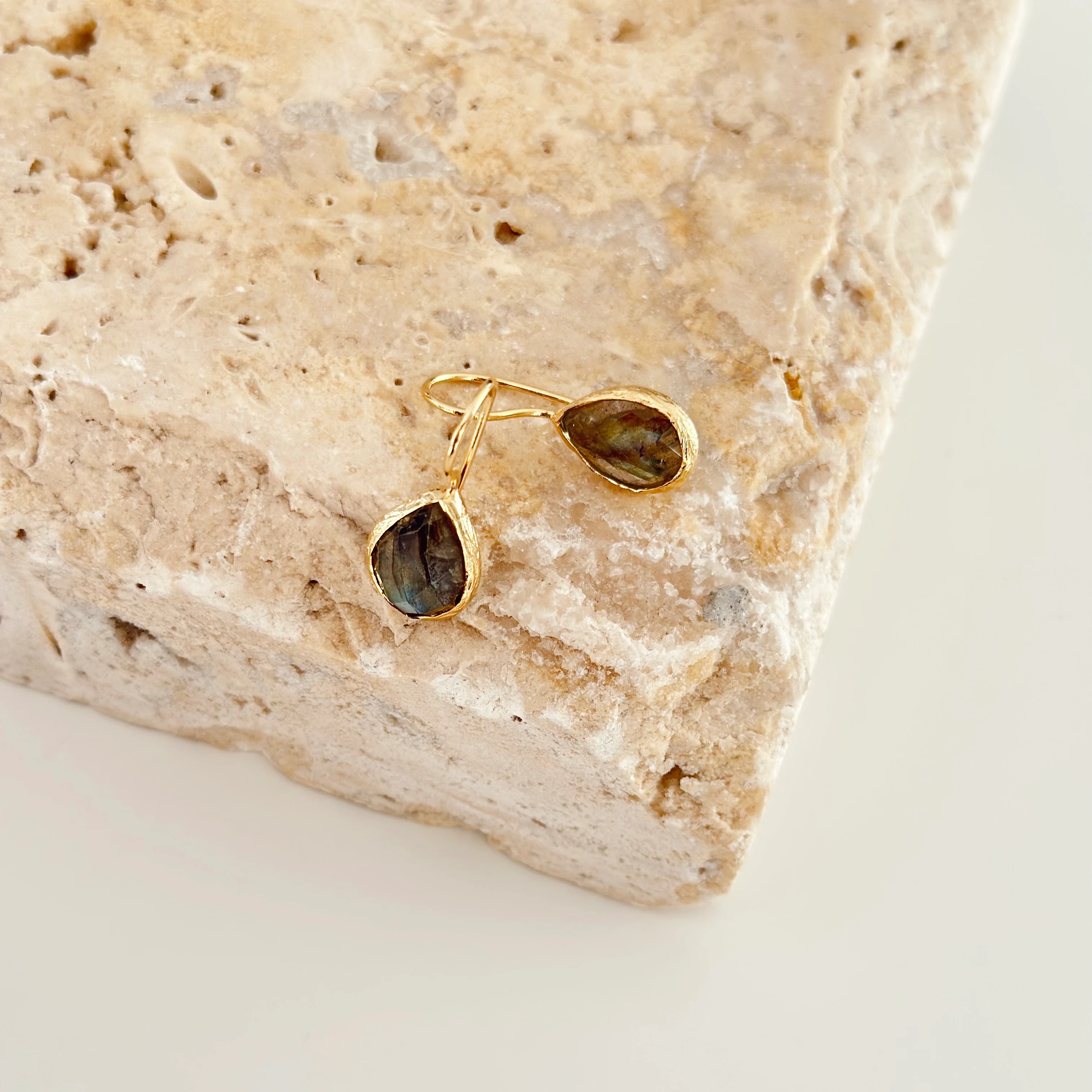 Yanardöner Labradorit Damla Küpe