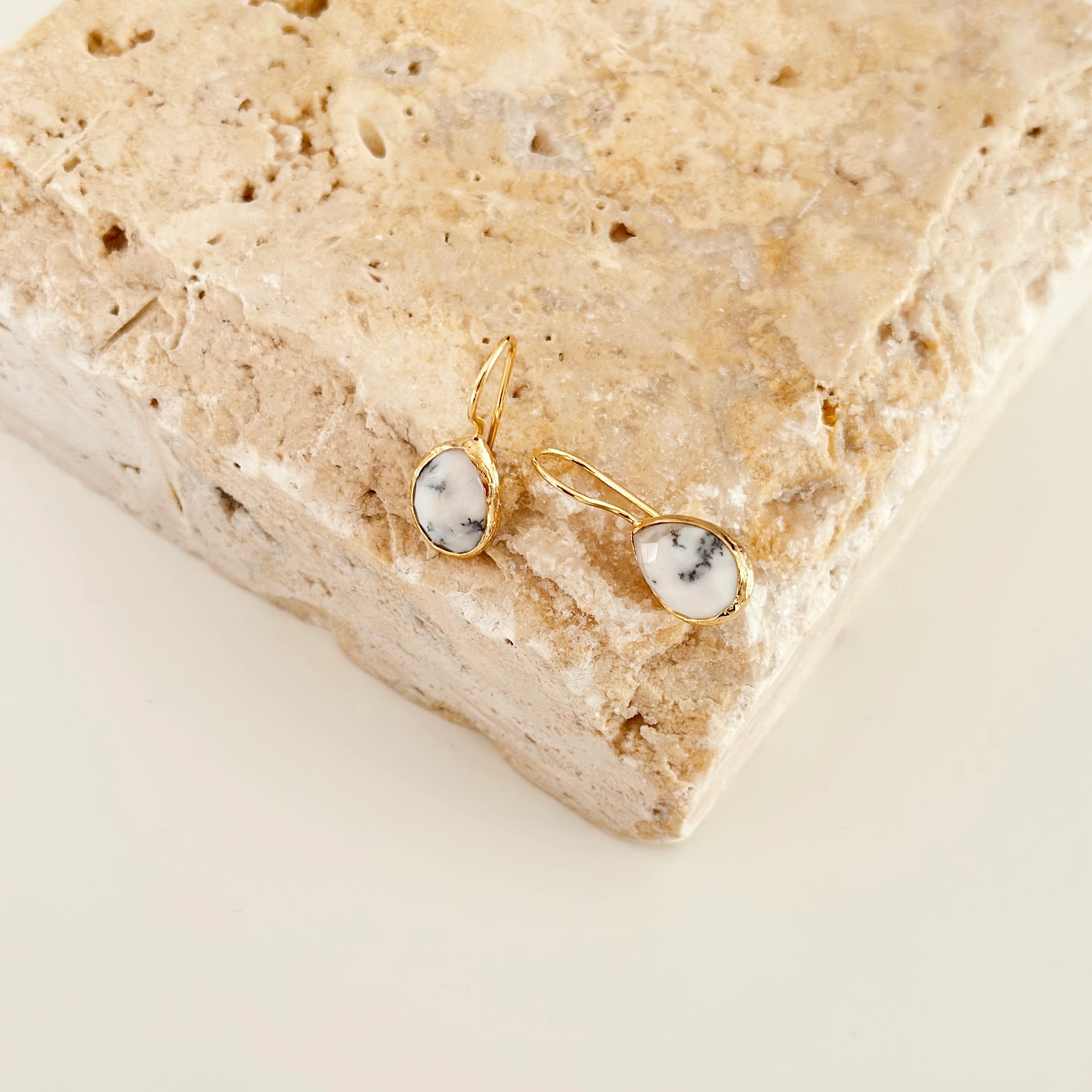 Dendritik Akik Damla Doğal Taş Küpe Beyaz