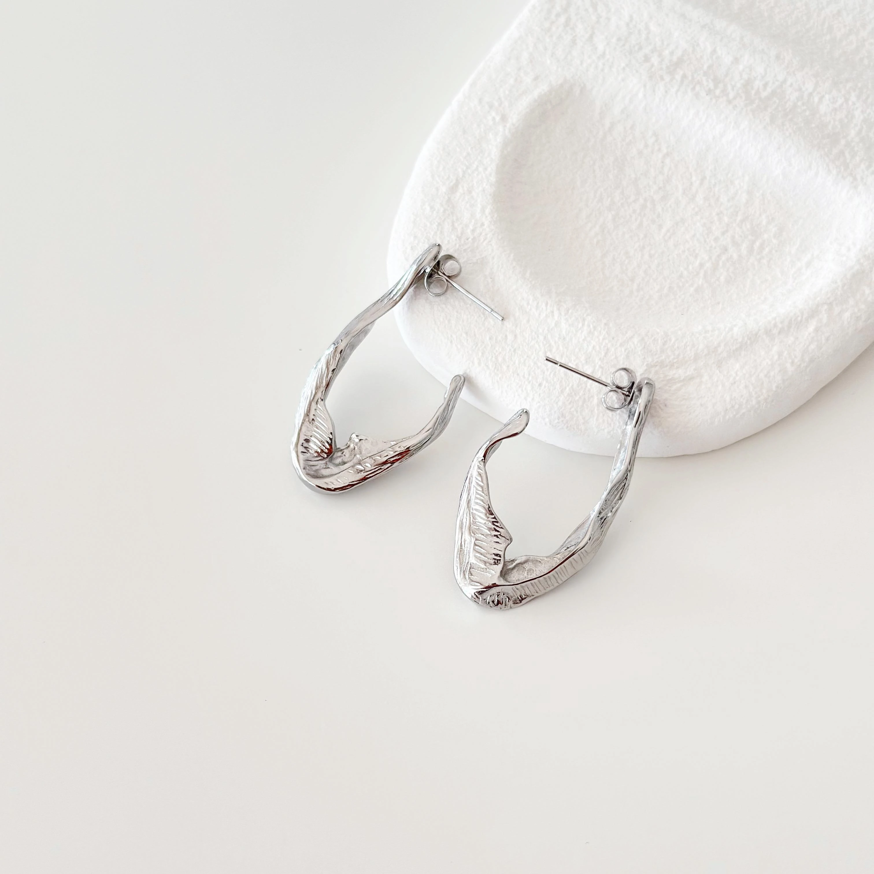 Escaliers gri çelik küpe