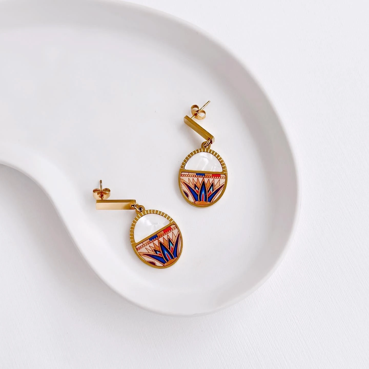 Simiane çelik küpe