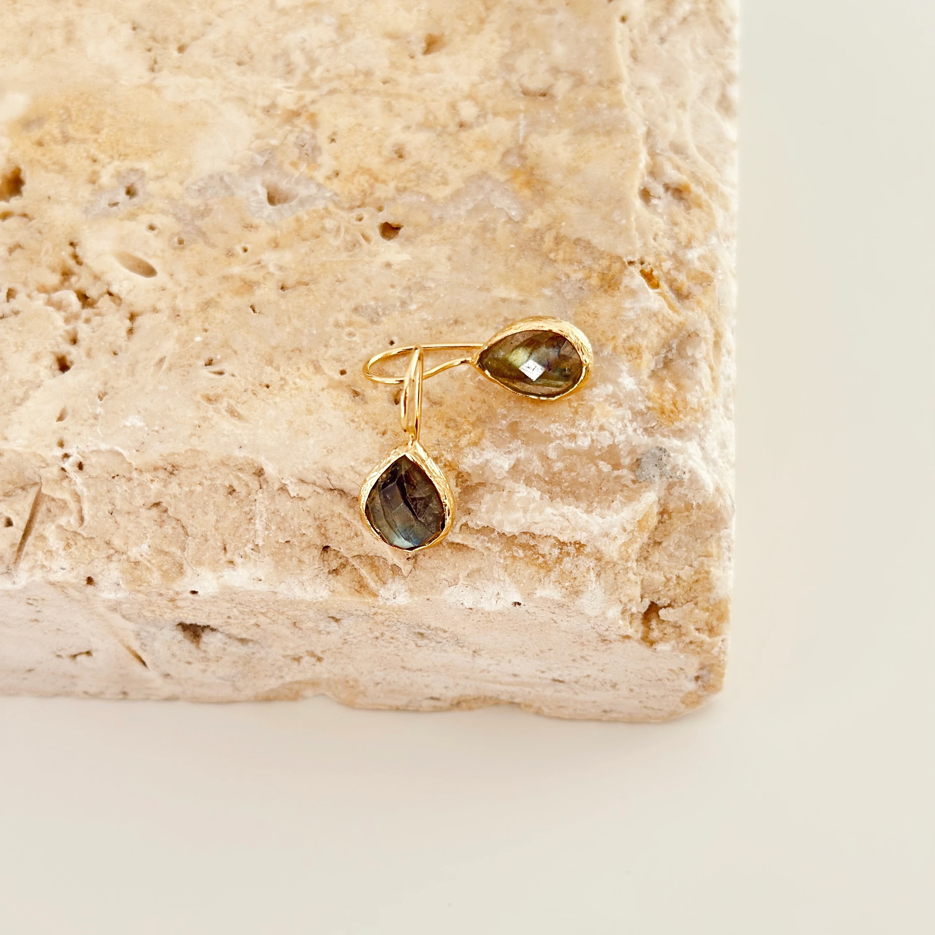 Yanardöner Labradorit Damla Küpe