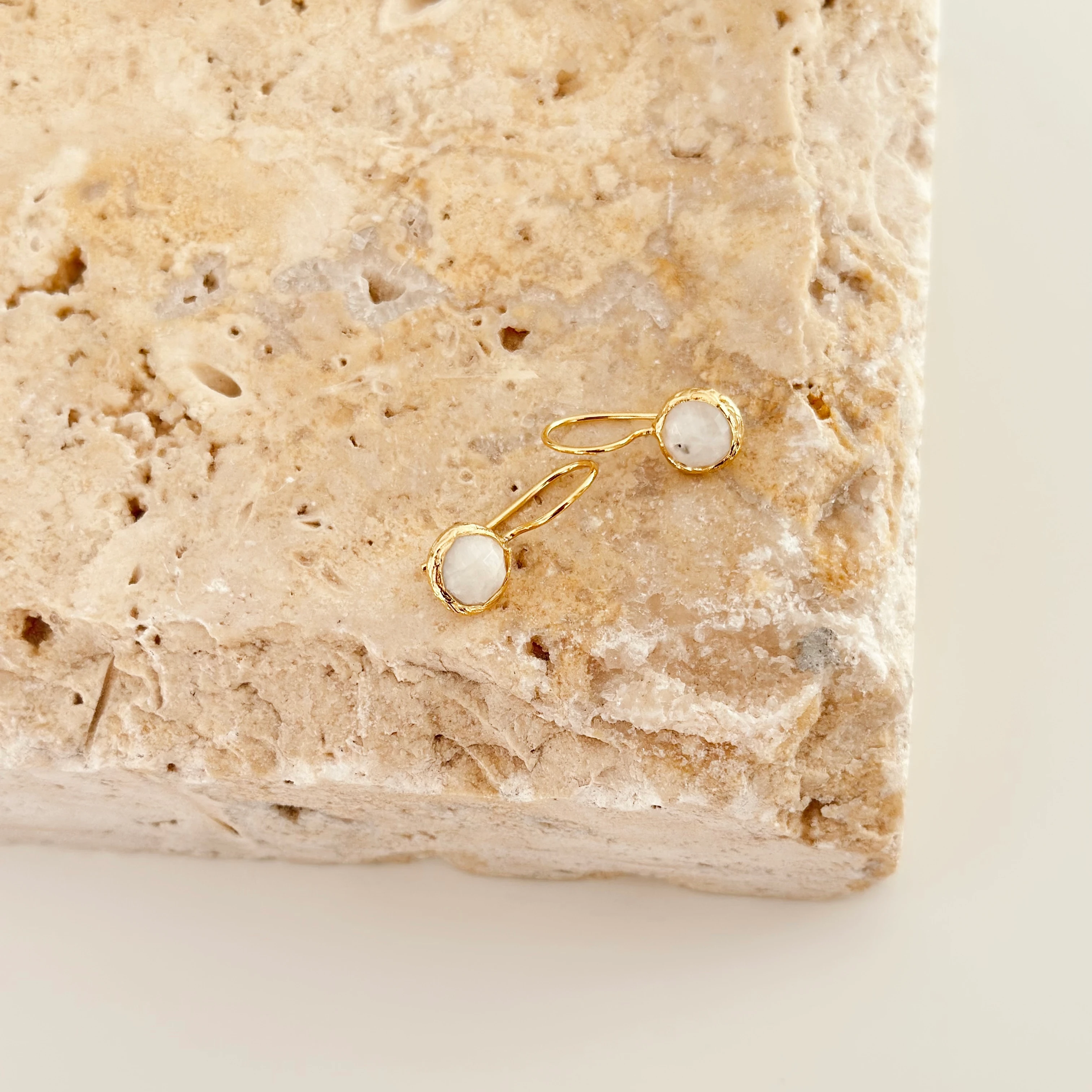 Mini Ay Işığı Sallantılı Küpe