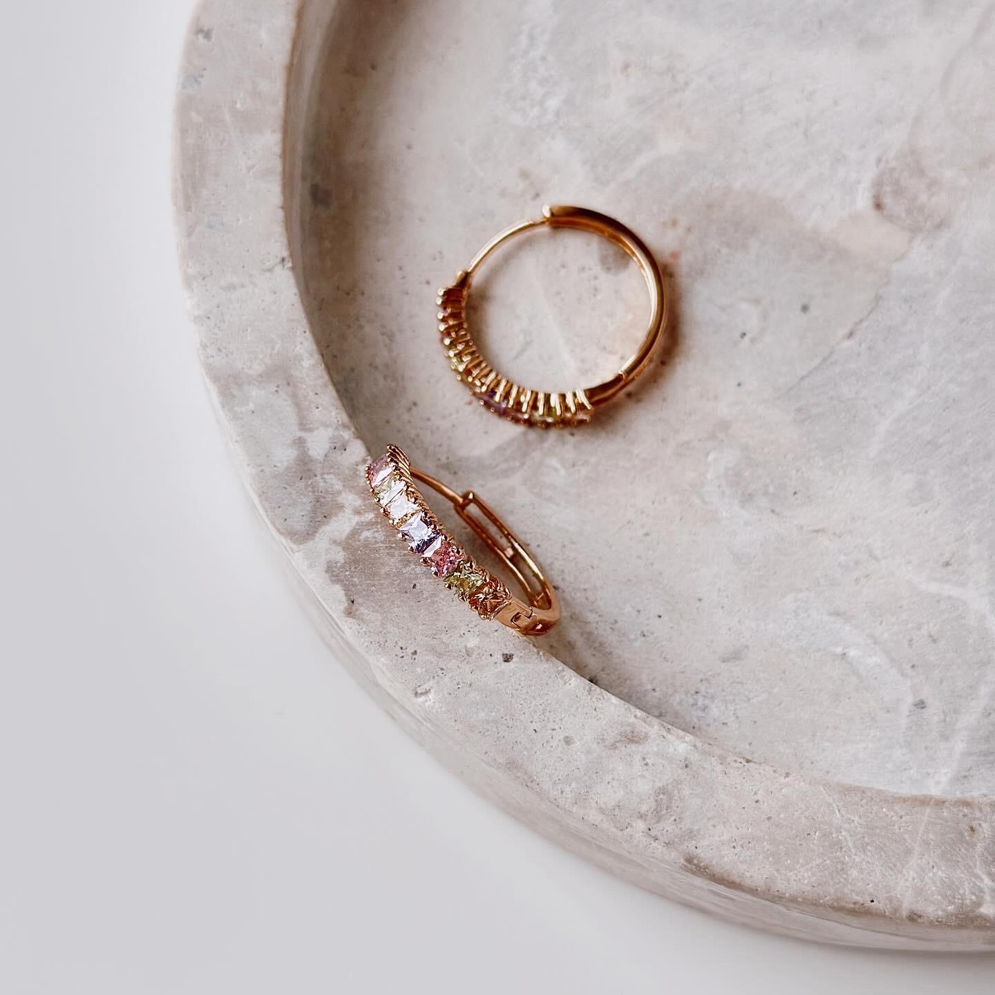 Piedra coloreada küpe