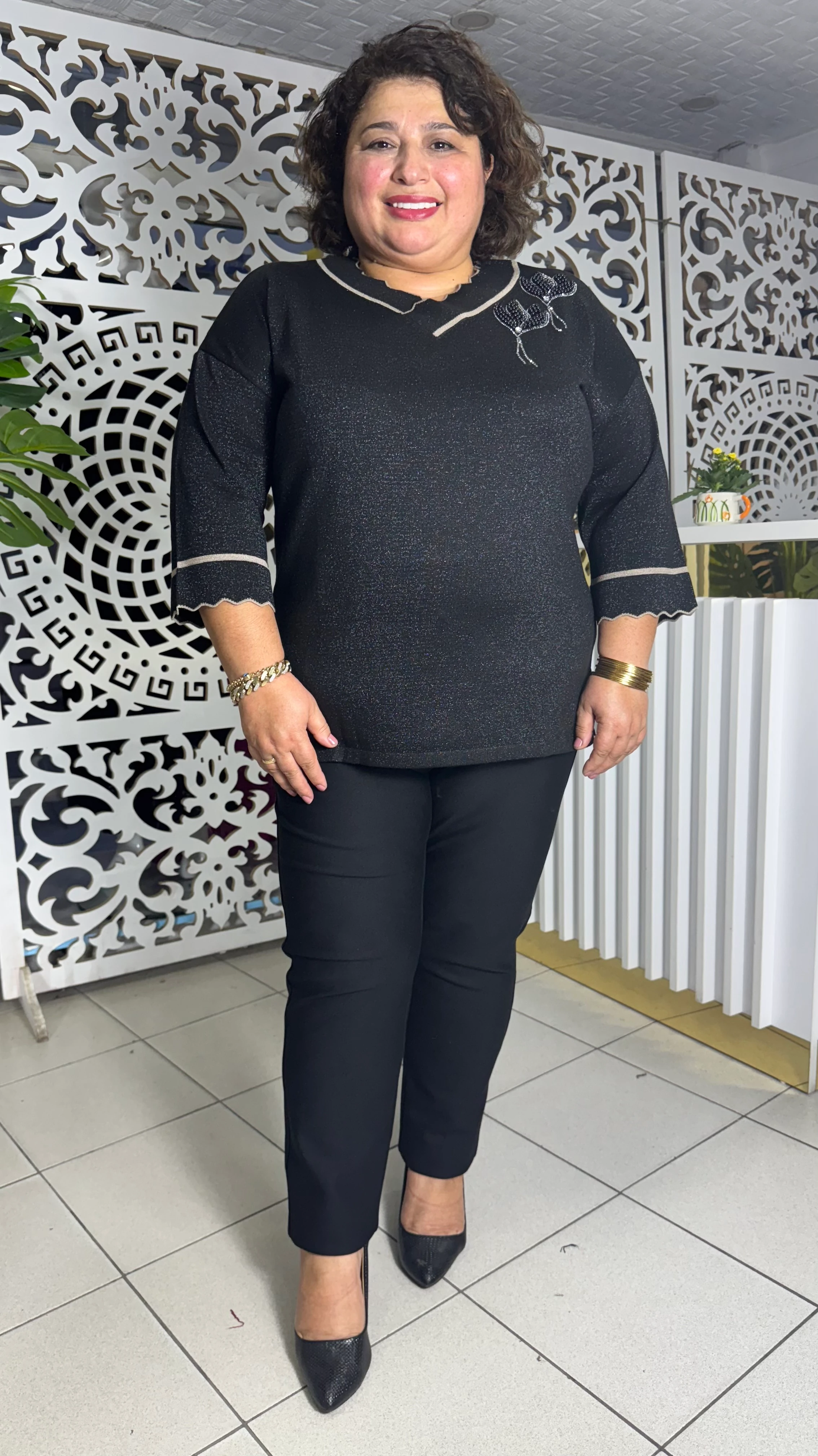 BÜYÜK BEDEN VE YAKA YAKASI TAŞLI MERSERİZE BLUZ - SİYAH