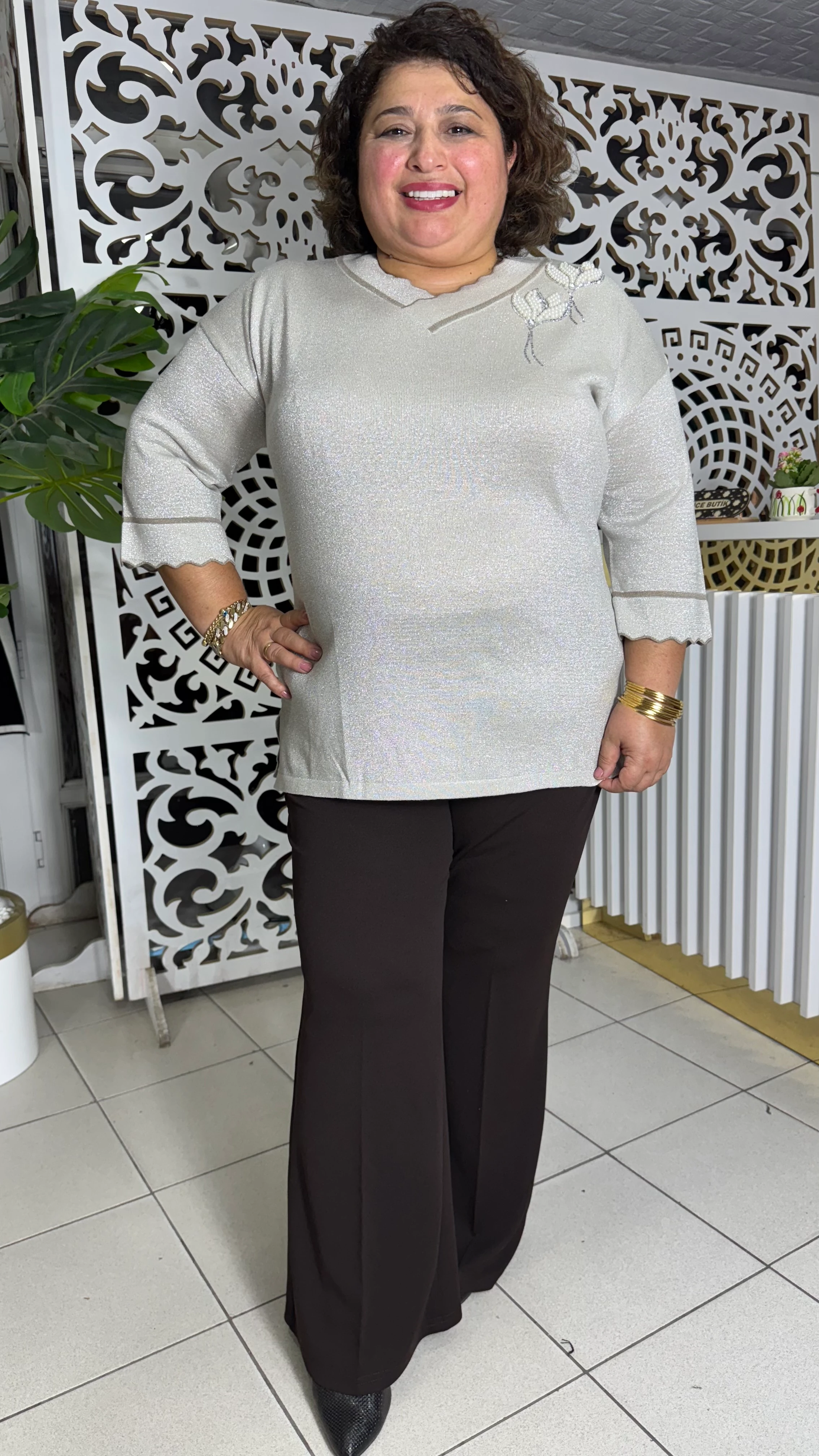 BÜYÜK BEDEN VE YAKA YAKASI TAŞLI MERSERİZE BLUZ - TAŞ RENGİ