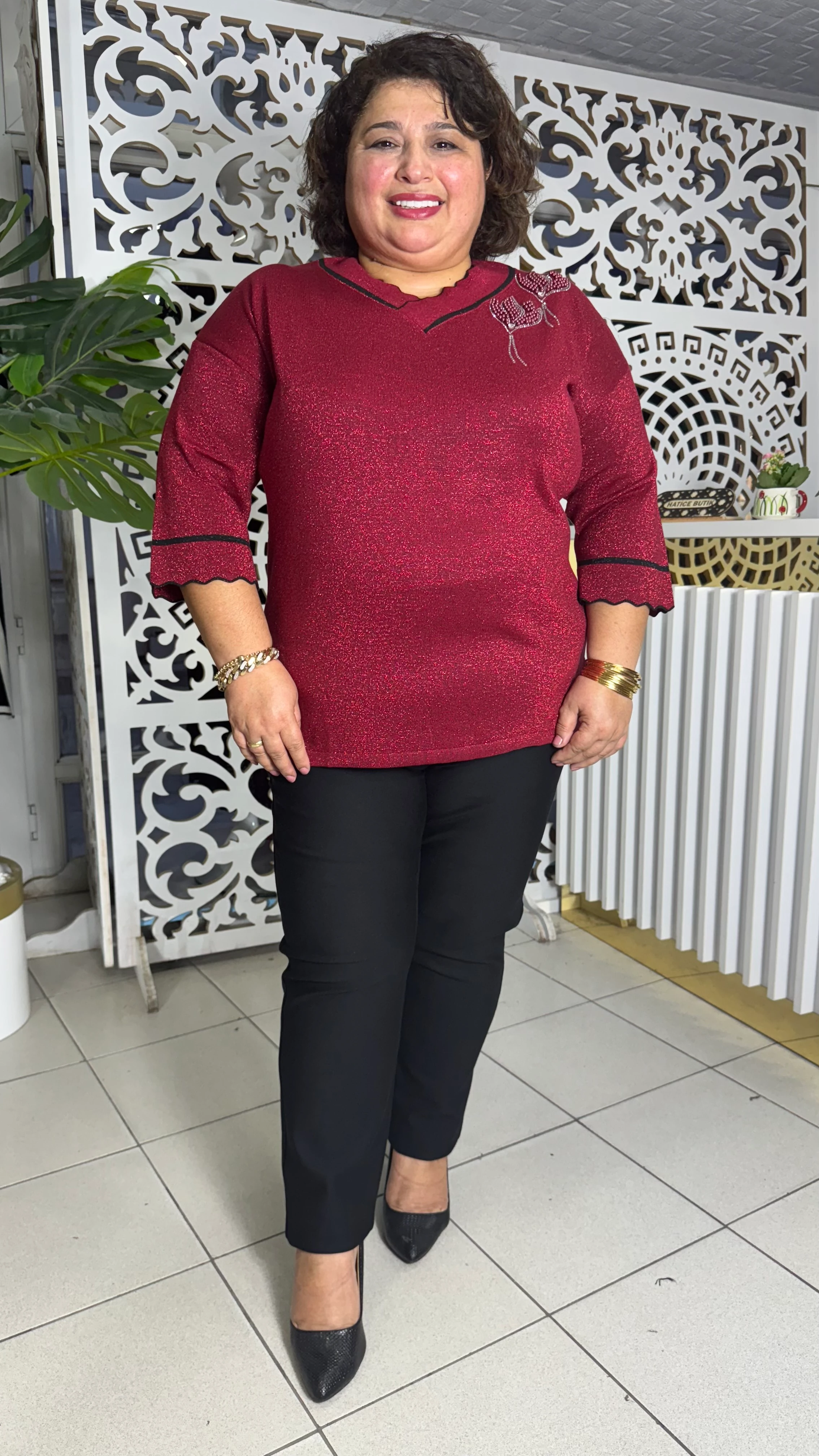 BÜYÜK BEDEN VE YAKA YAKASI TAŞLI MERSERİZE BLUZ