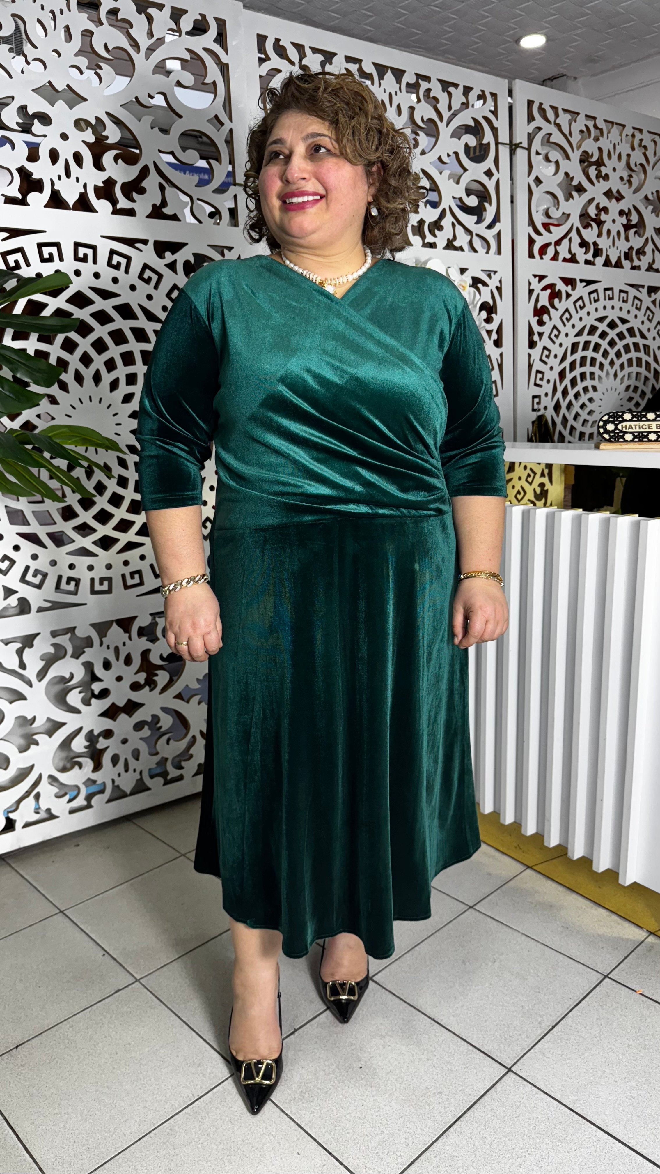 BÜYÜK BEDEN KURUVAZE YAKA KADİFE ELBİSE