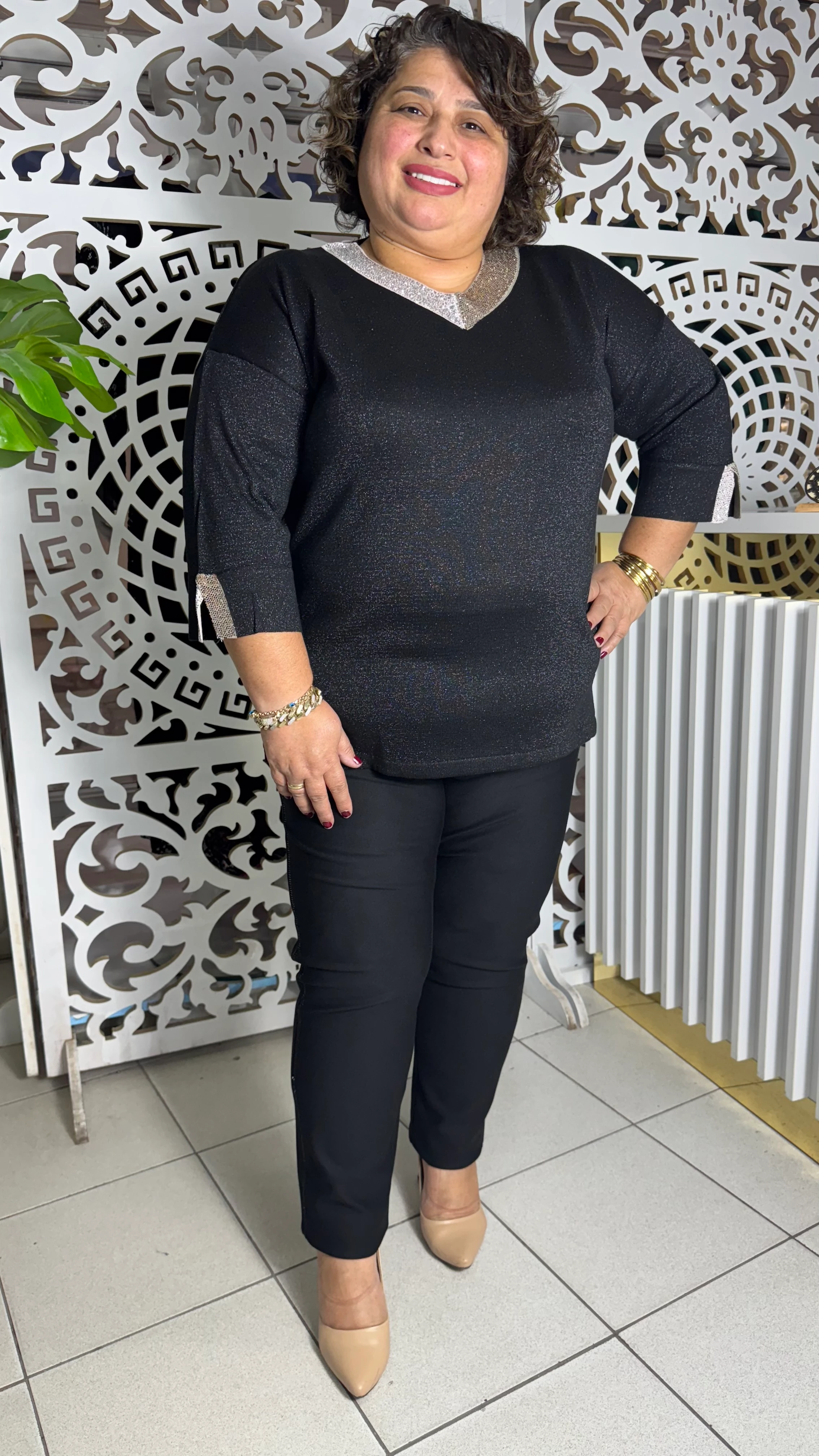 VE YAKA YAKASI TAŞLI MERSERİZE BLUZ