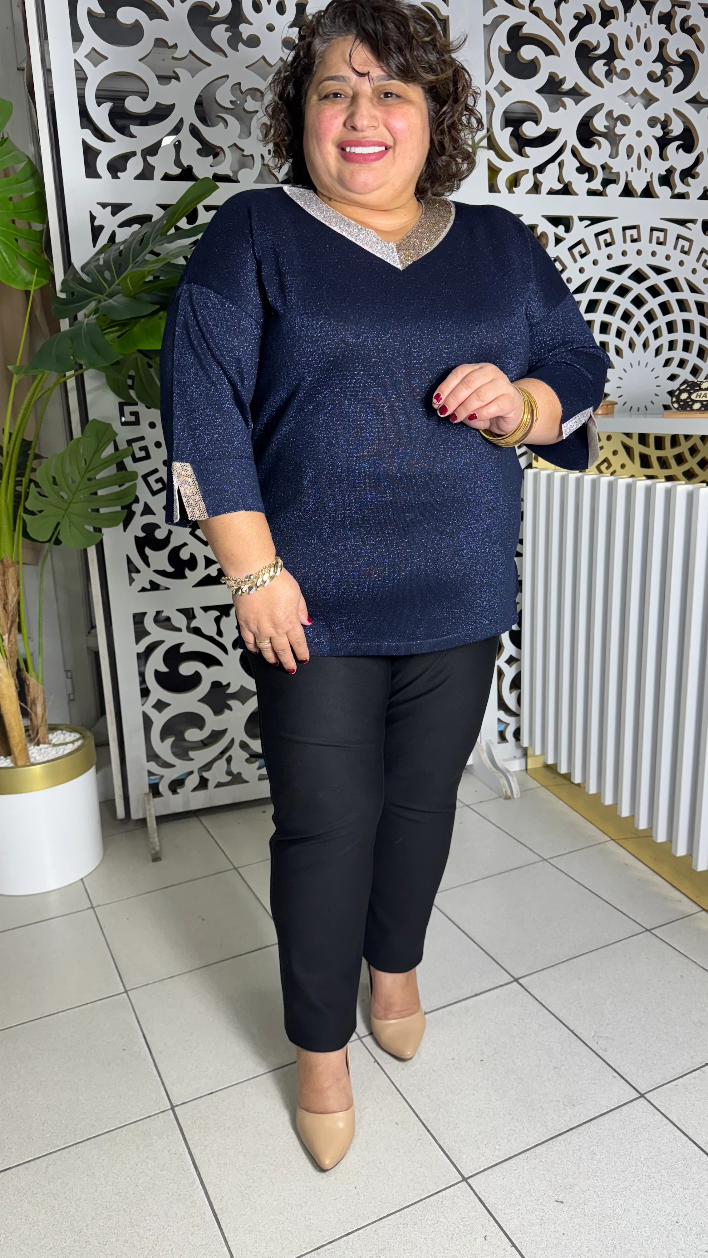 VE YAKA YAKASI TAŞLI MERSERİZE BLUZ - LACİVERT