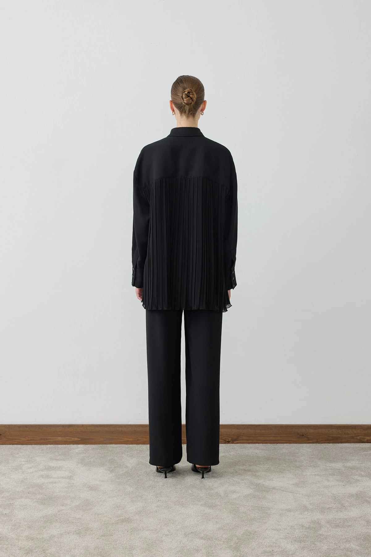 MİORİ LİNZA PLİSE GÖMLEKLİ PANTOLONLU KREP TAKIM SİYAH