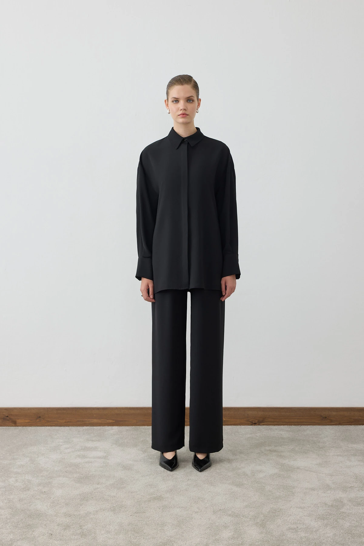 MİORİ LİNZA PLİSE GÖMLEKLİ PANTOLONLU KREP TAKIM SİYAH