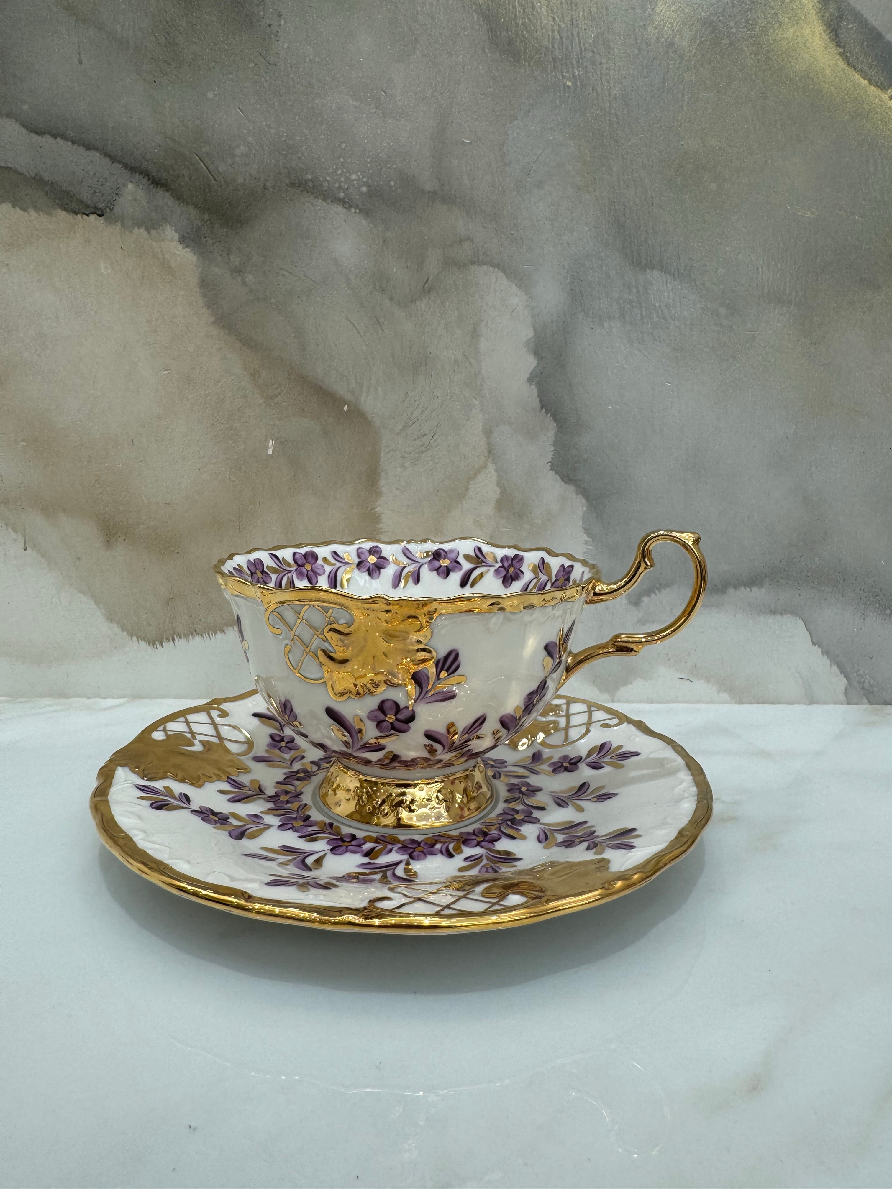 El boyaması çay fincan