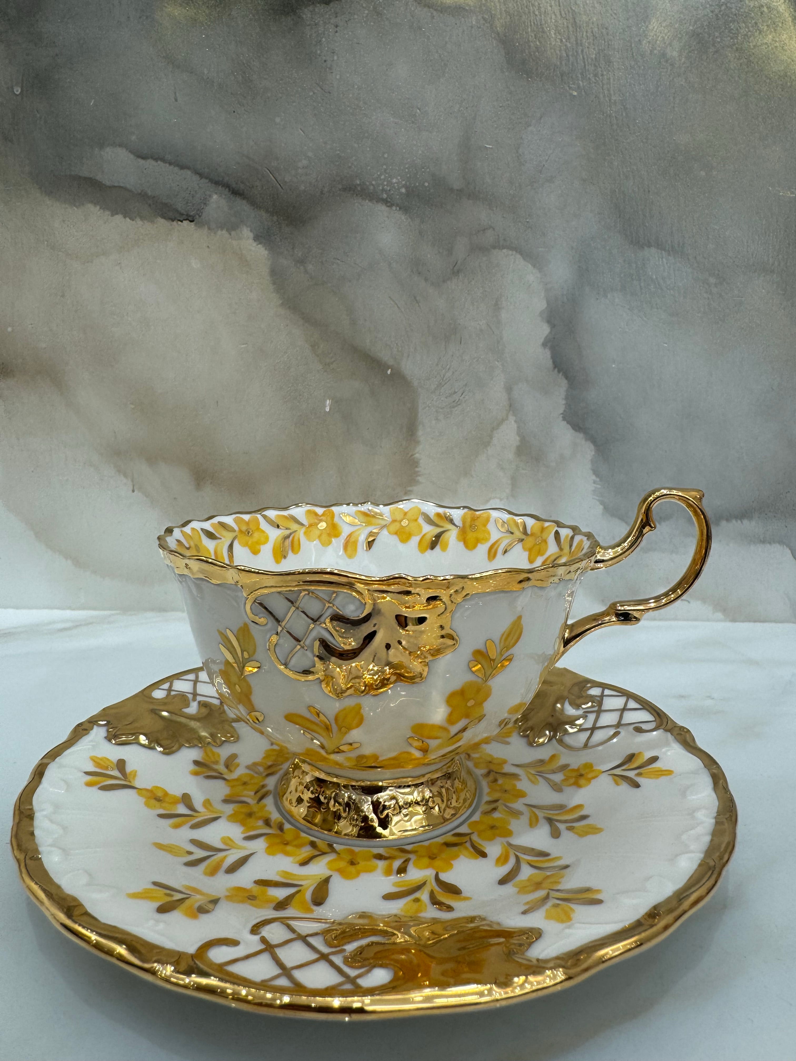 El boyaması çay fincan