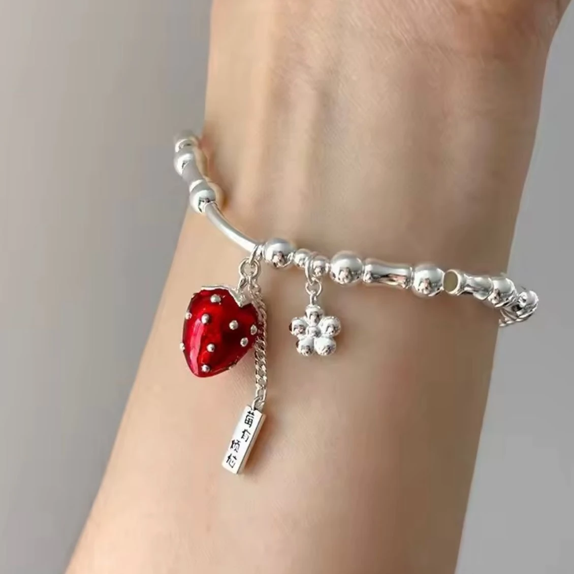 Çilek Detaylı Bileklik