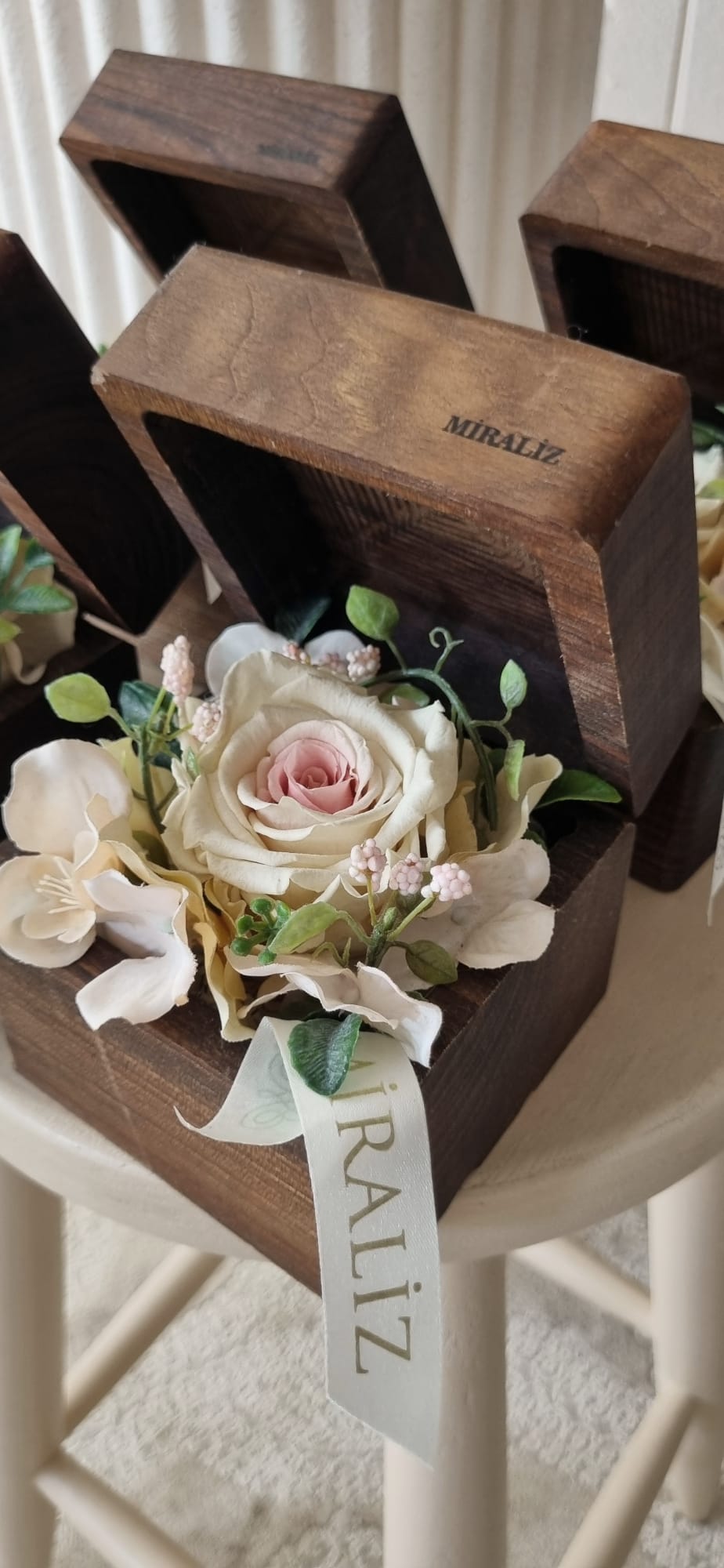 premium flower box alice in wonderland - premium ahşap çiçek kutuları