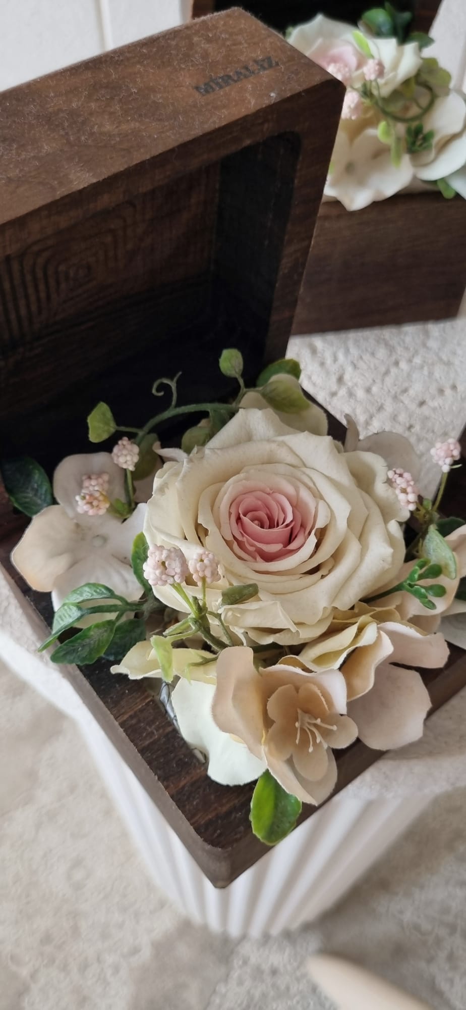 premium flower box alice in wonderland - premium ahşap çiçek kutuları