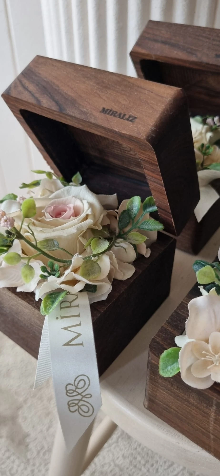 premium flower box alice in wonderland - premium ahşap çiçek kutuları