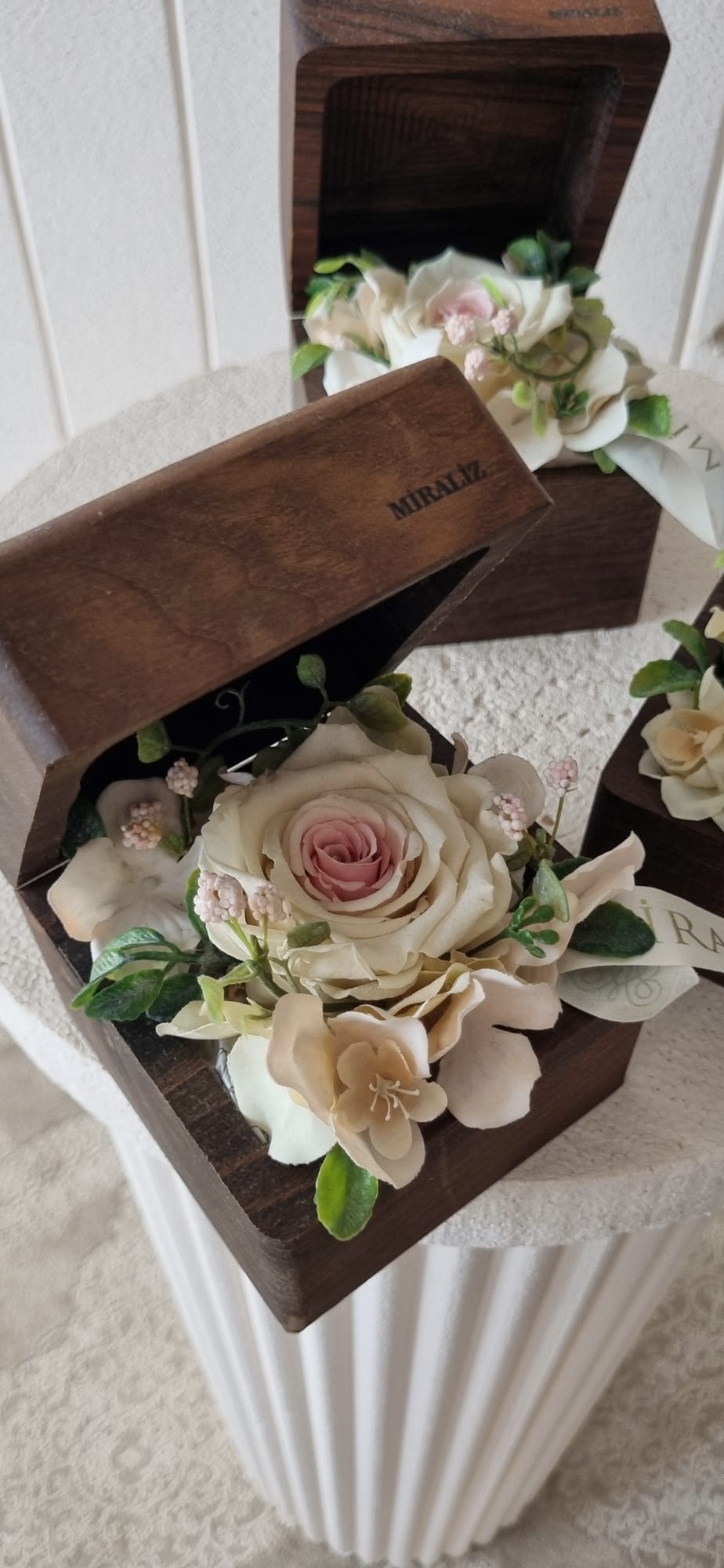premium flower box alice in wonderland - premium ahşap çiçek kutuları
