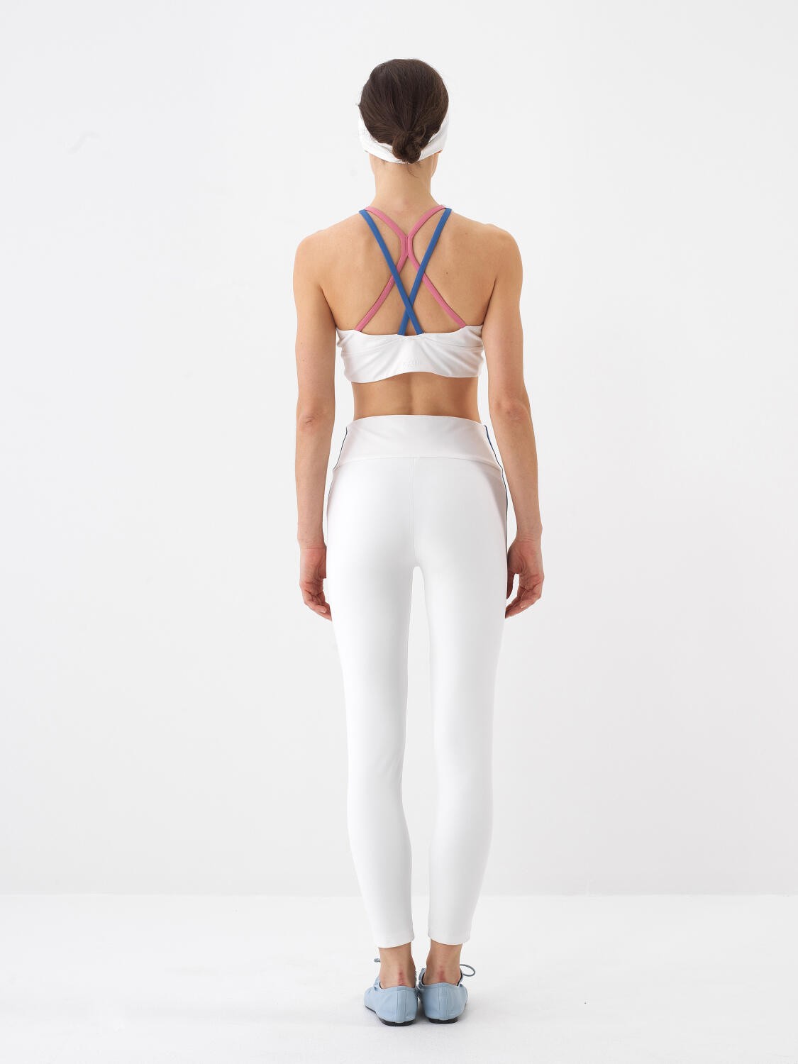 BEYAZ SLIM FIT ASKILI CROP