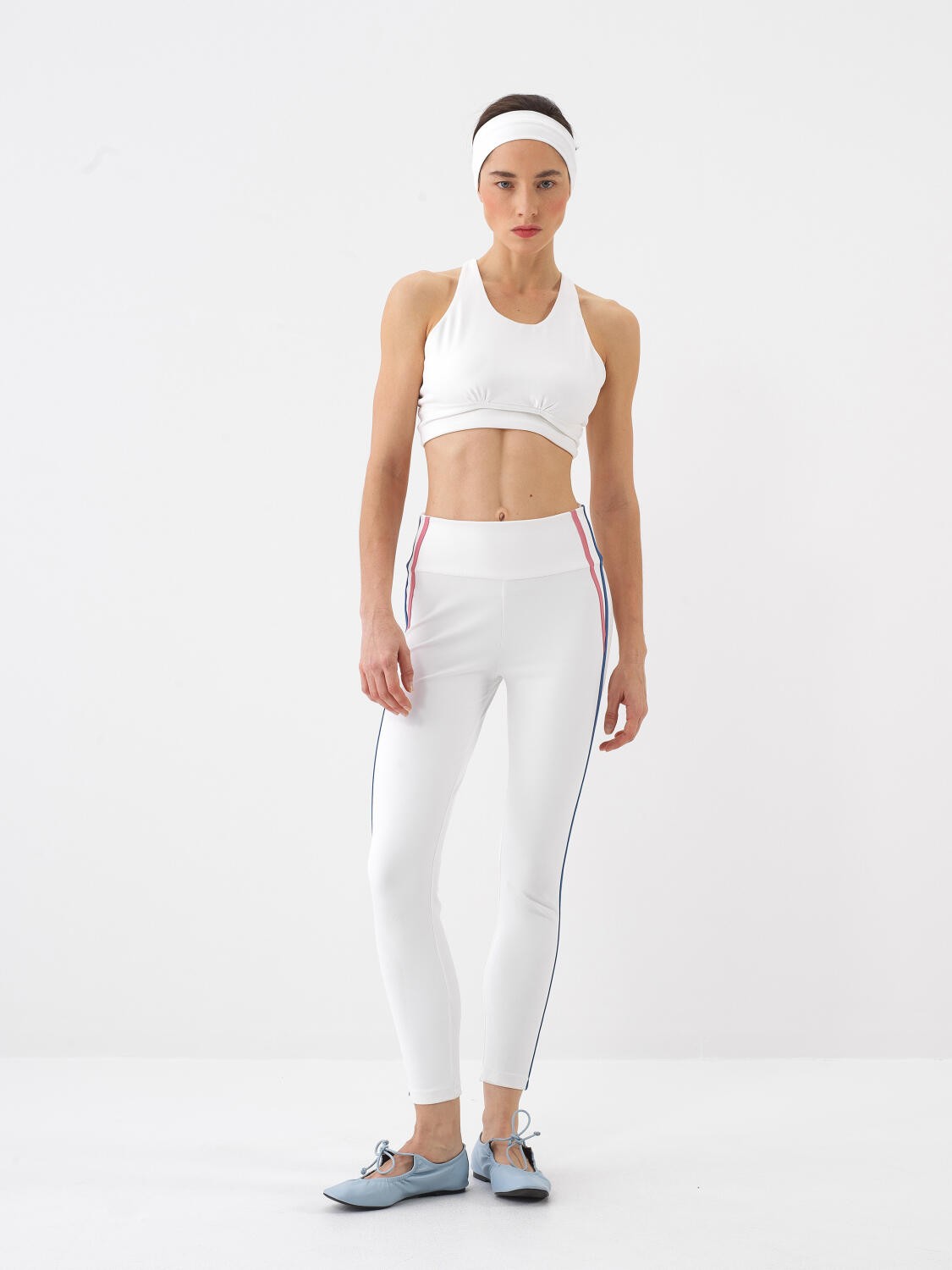 BEYAZ SLIM FIT ASKILI CROP