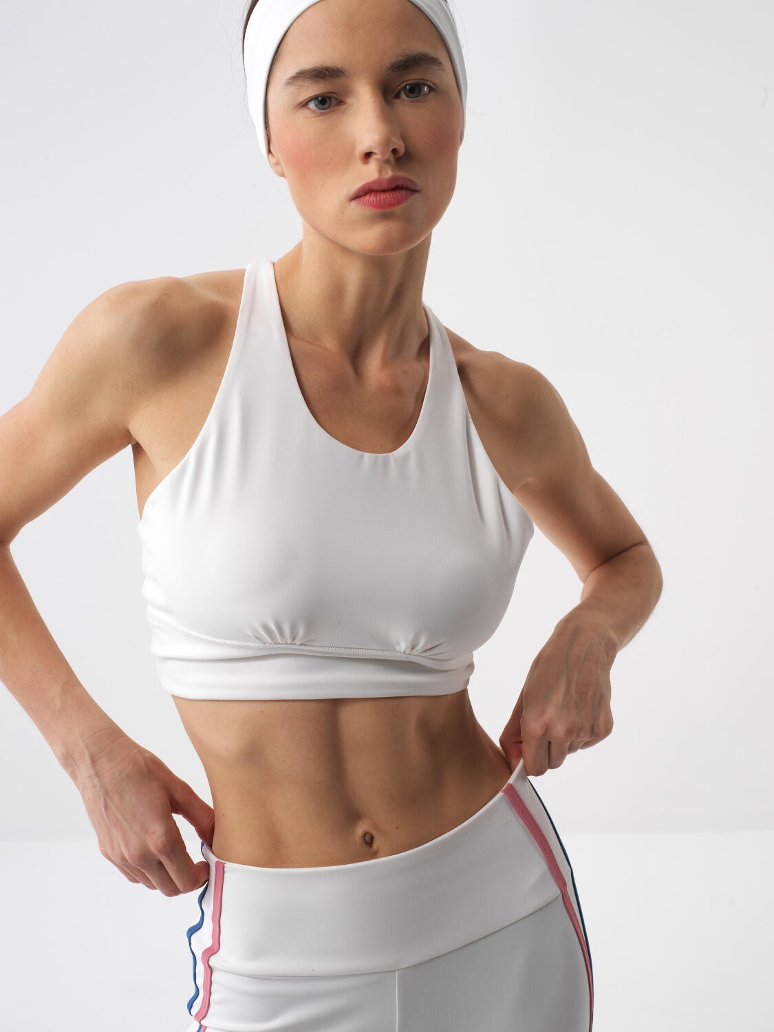 BEYAZ SLIM FIT ASKILI CROP