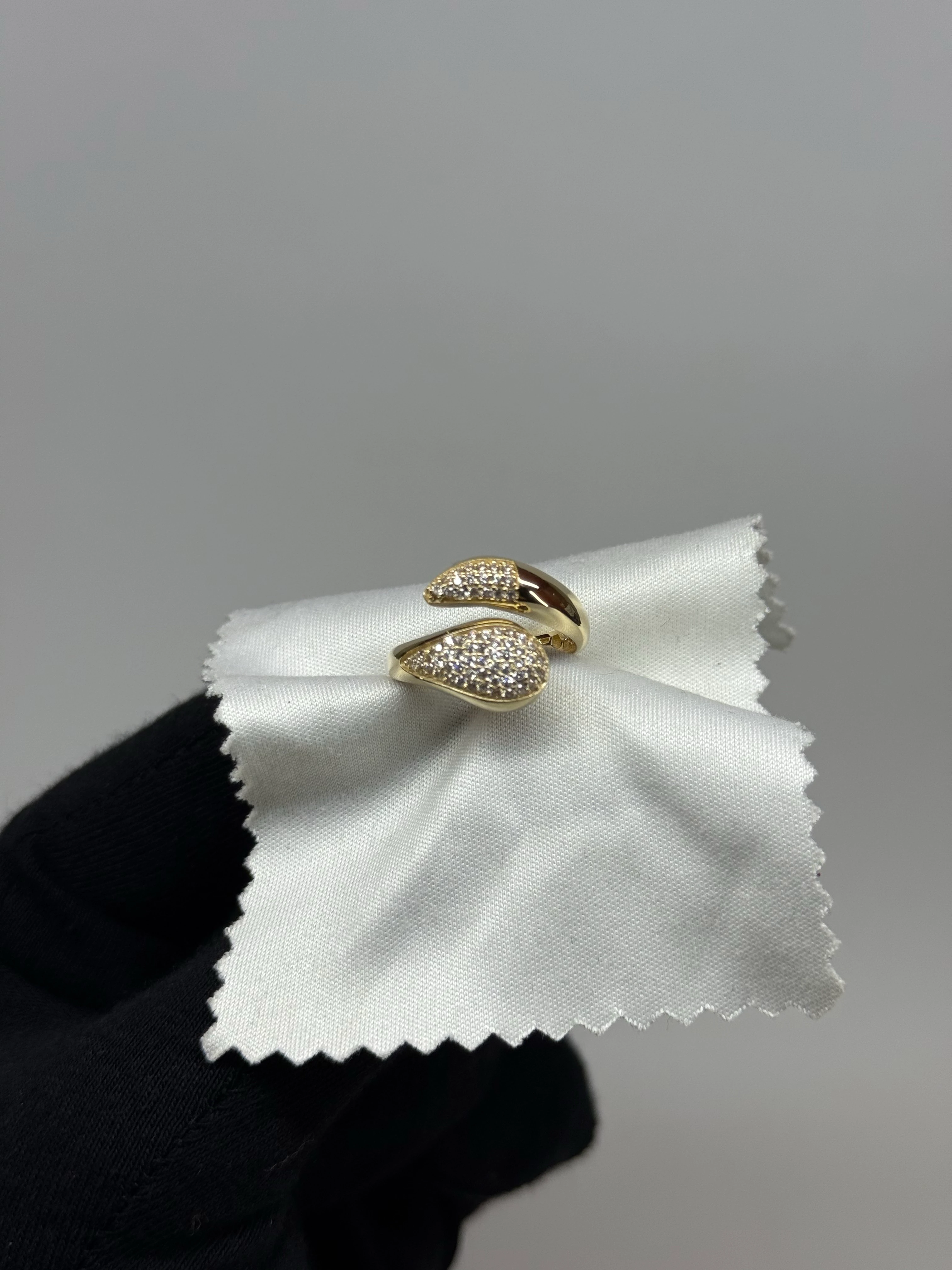 14 K Taşlı Bombeli Sarmal Altın Yüzük