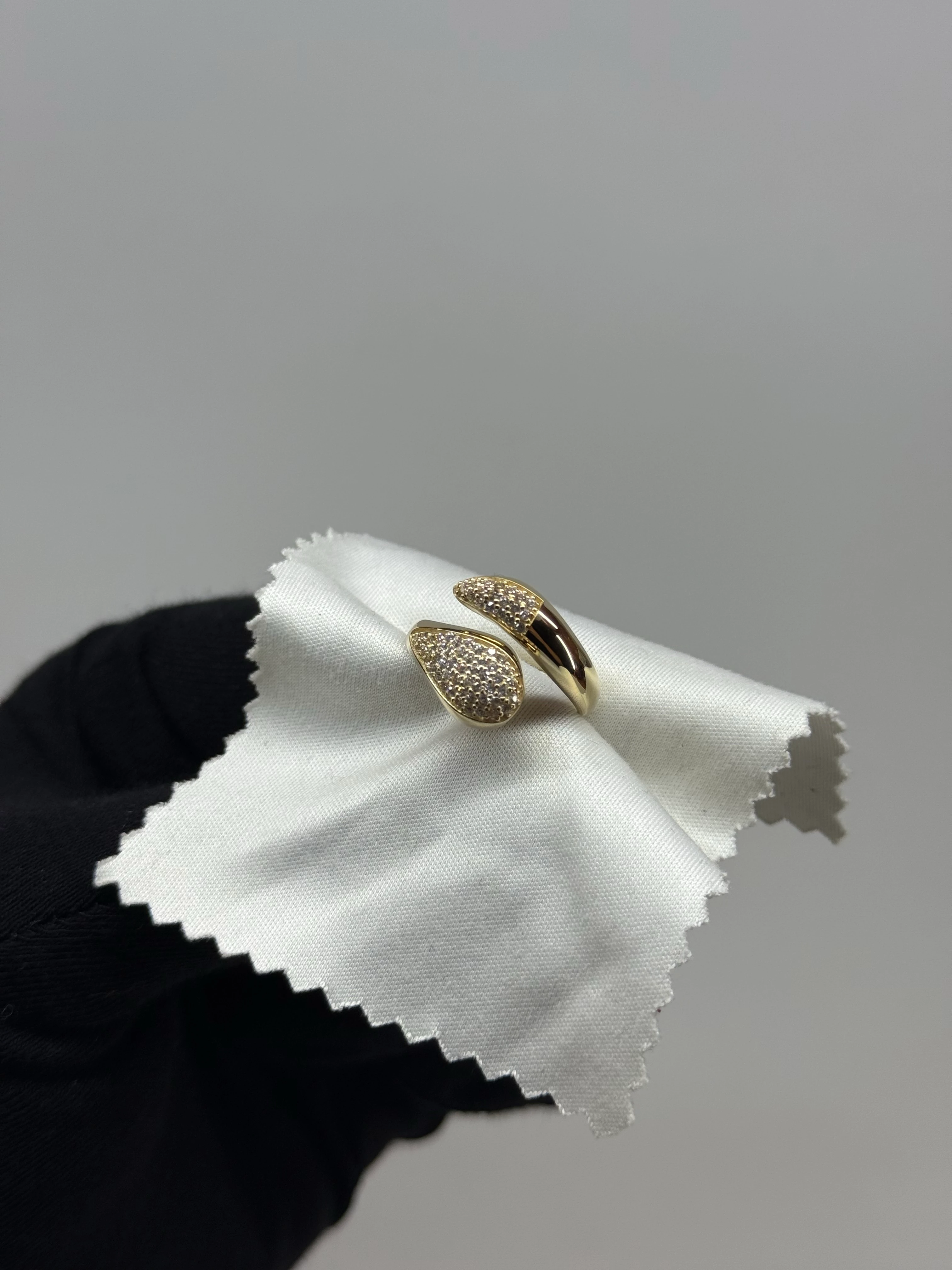 14 K Taşlı Bombeli Sarmal Altın Yüzük