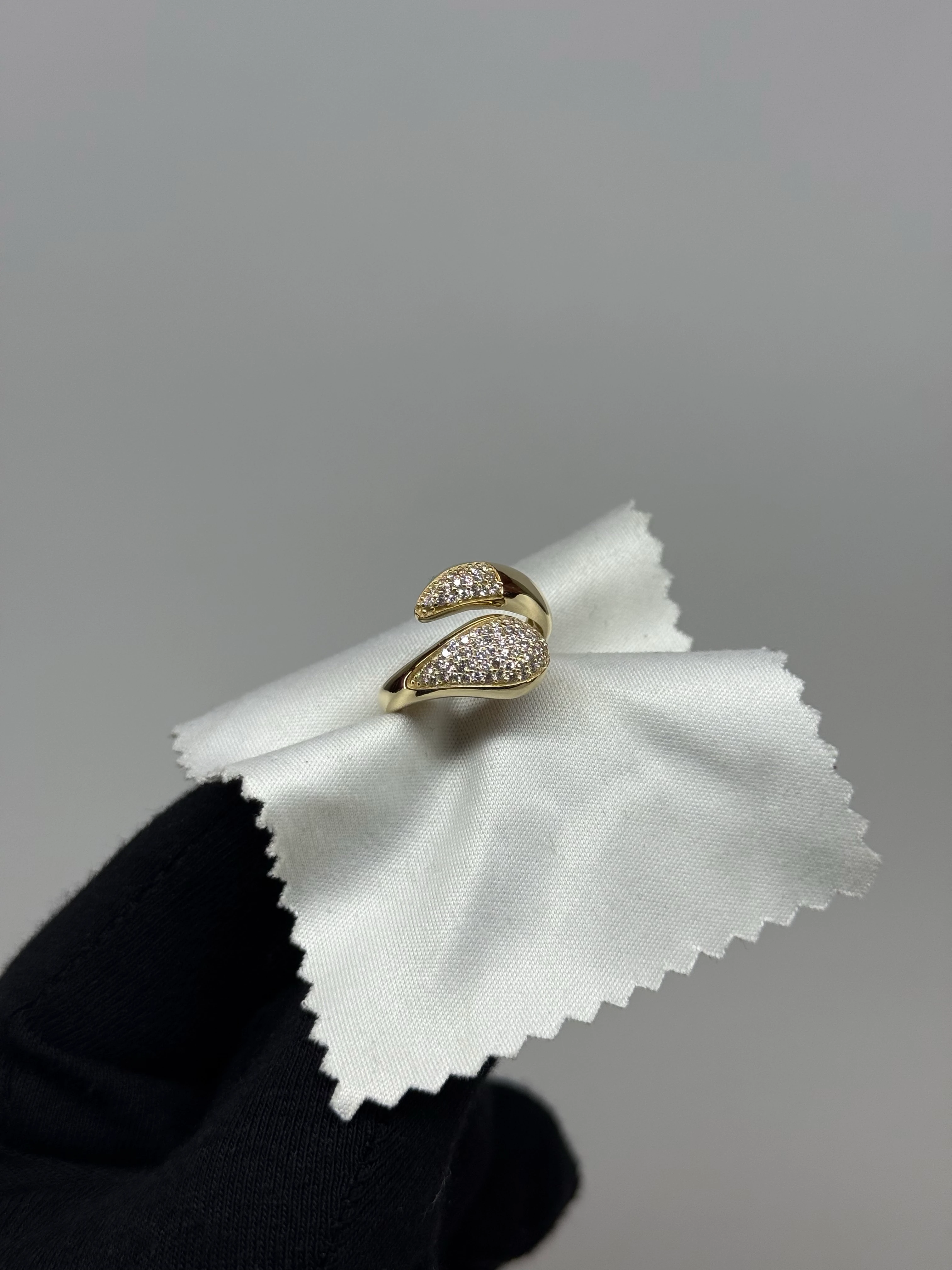 14 K Taşlı Bombeli Sarmal Altın Yüzük