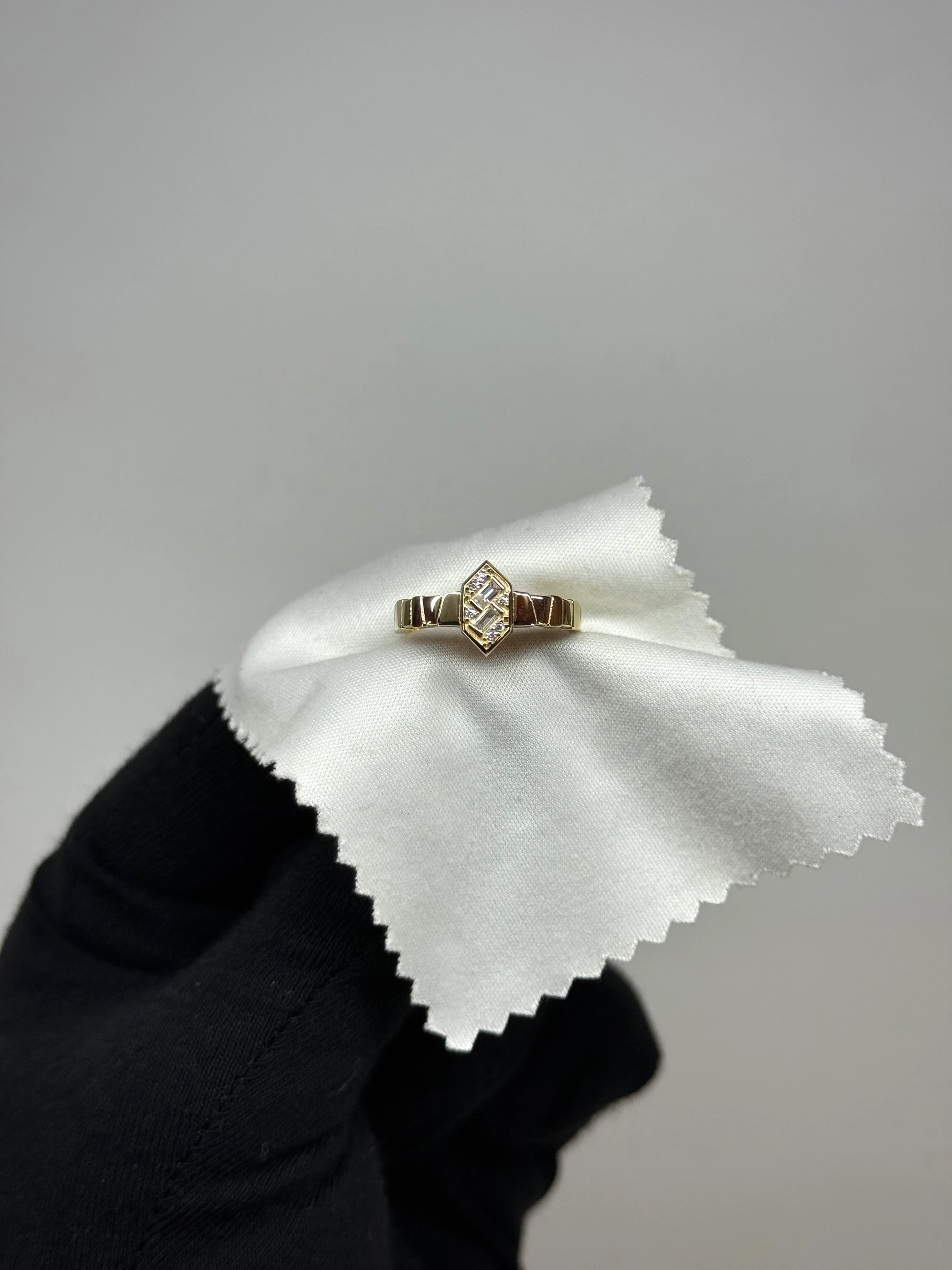 14 K Baget Taşlı Hexagon Altın Yüzük